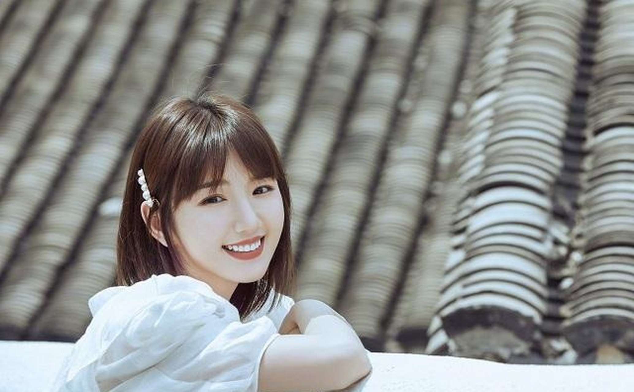 剧中,毛晓彤饰演十一仓管理员白昊天,一个"假小子"形象.