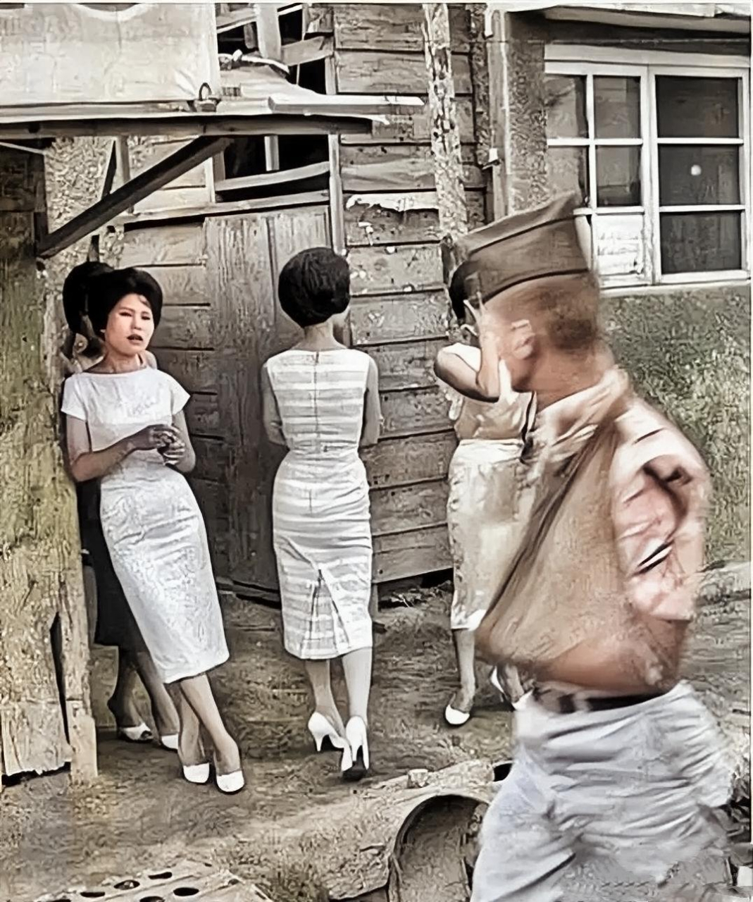 20世纪50年代,一名受伤的美国士兵走在日本街头,被几个慰安妇吸引,忍