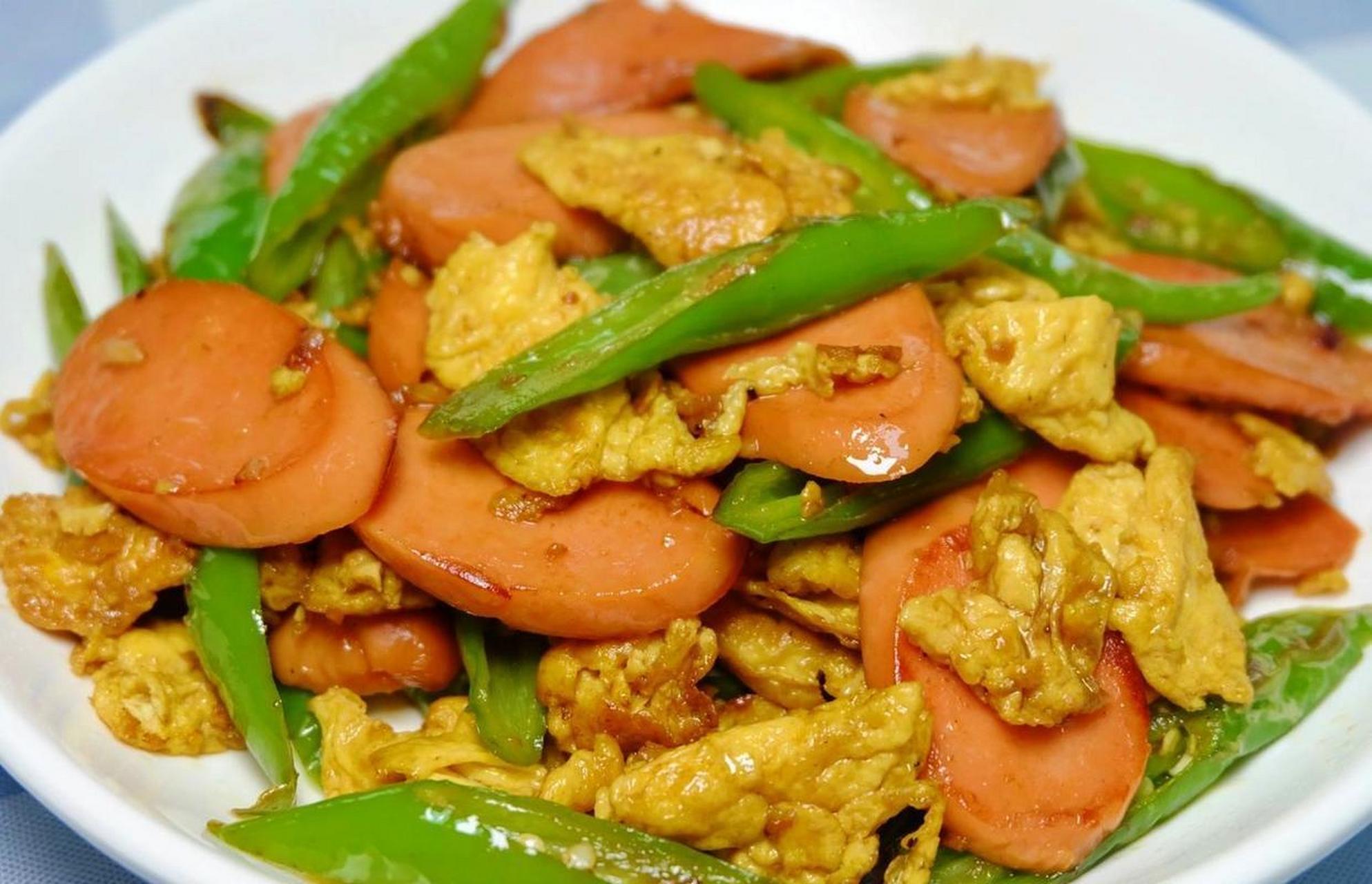 简单好吃的尖椒火腿肠炒蛋[比心]食材:尖椒适量,鸡蛋3个,火腿肠1根,蒜