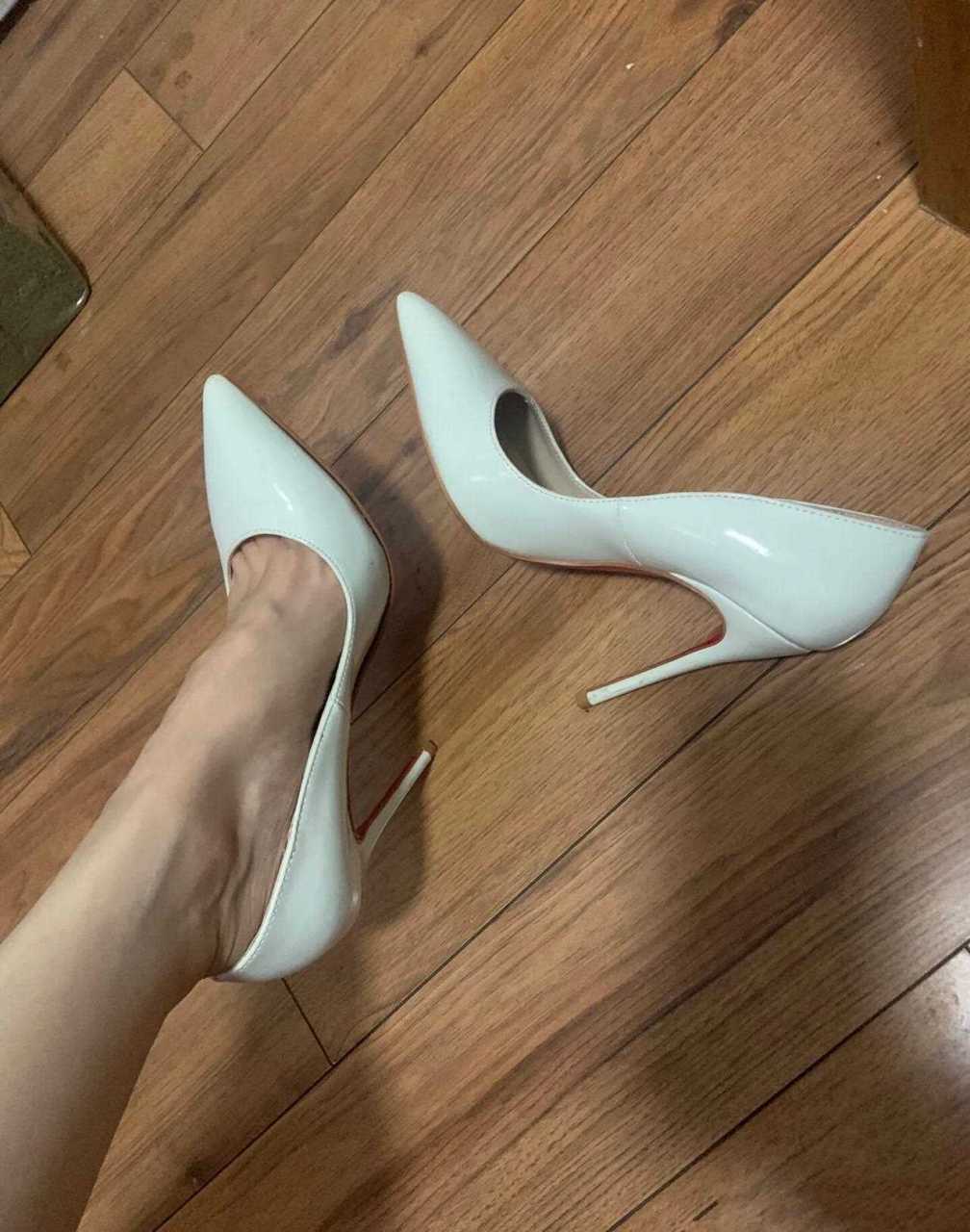 红底白色尖头高跟鞋,经典的漆皮高跟时尚潮流[坏笑]