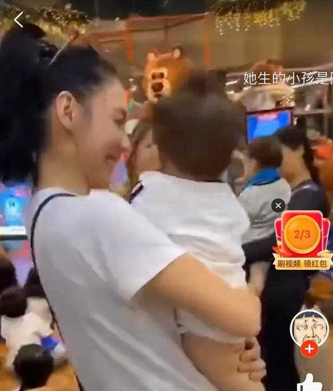 张柏芝抱小男孩逛商场,看像谁?