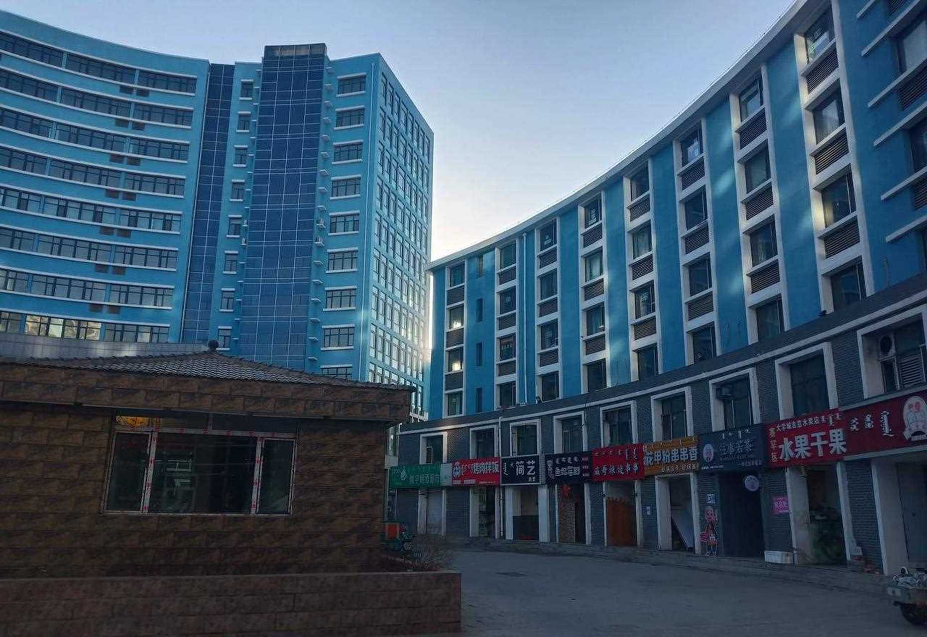 来呼和浩特大学城奥特莱斯逛逛商圈,学生放假了,街区略显荒凉,等学生