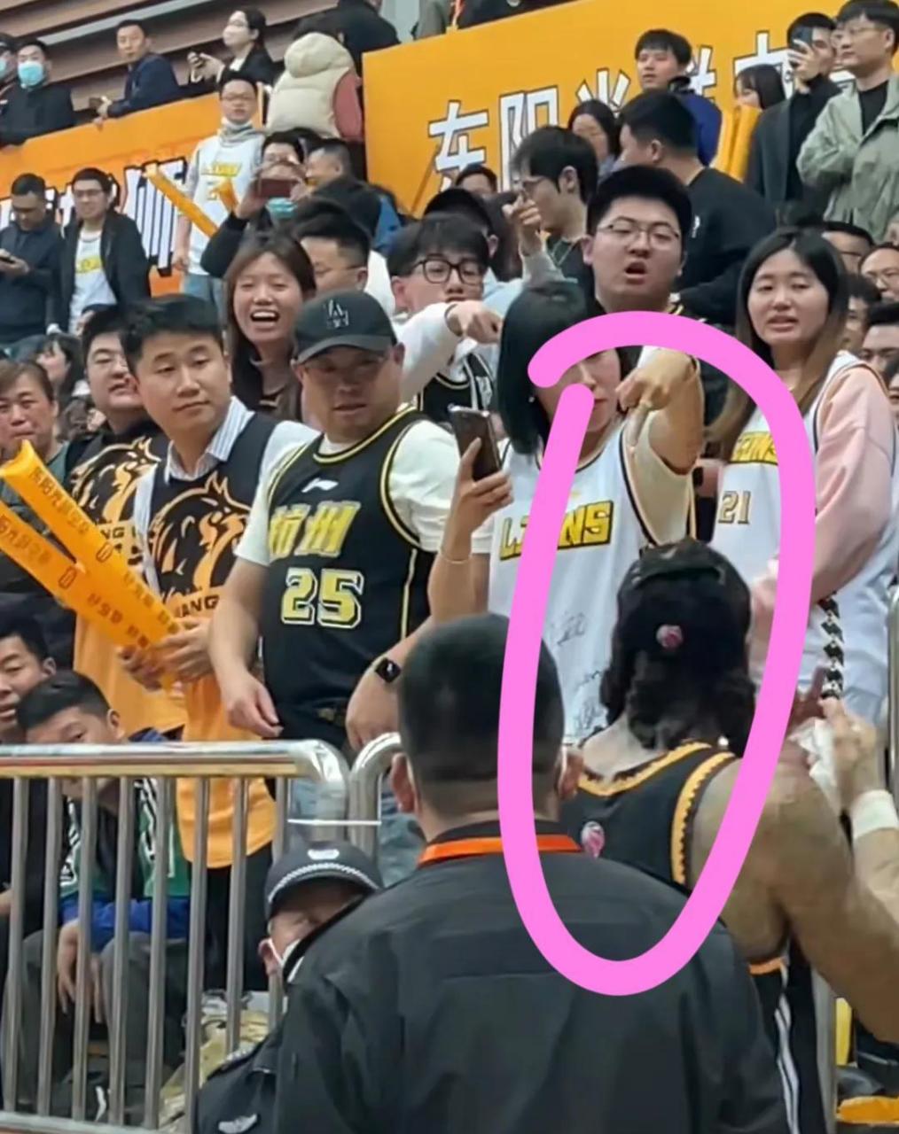 广厦女球迷对莫兰德竖中指上热搜,或遭拉黑严惩.