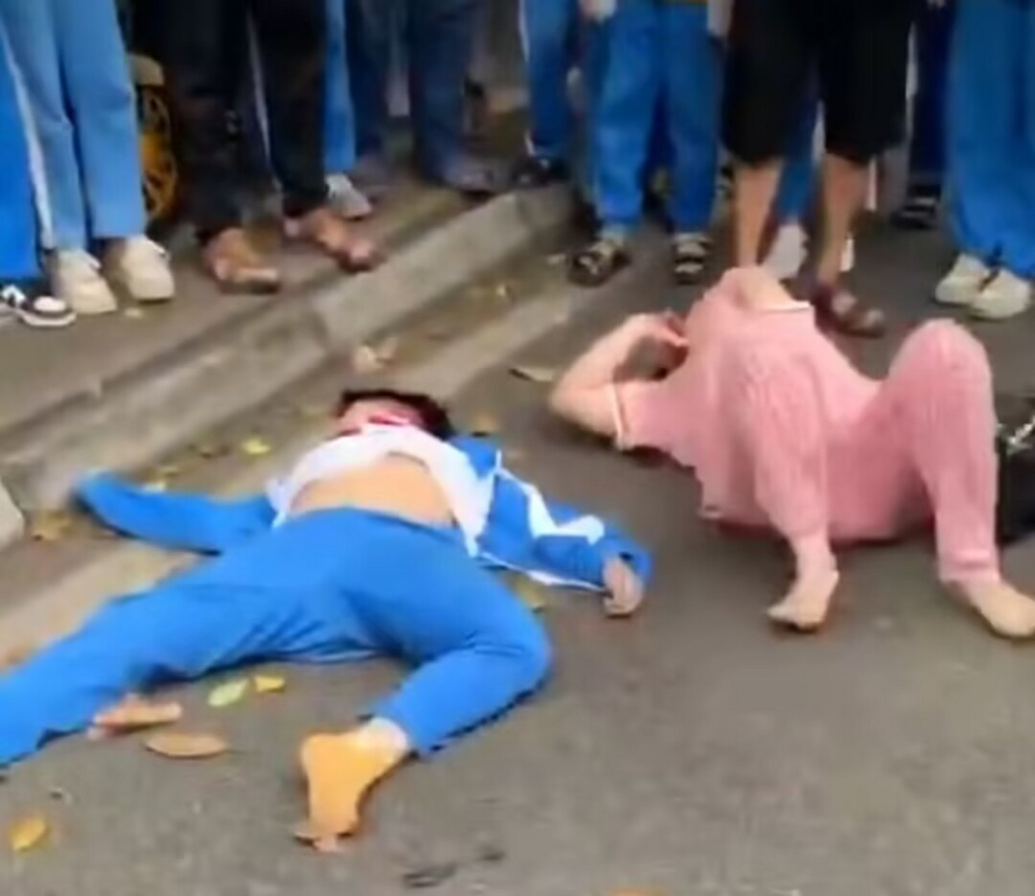 海南一12岁小学生骑车被撞身亡#  4月25日,海南临高,12岁小学生骑