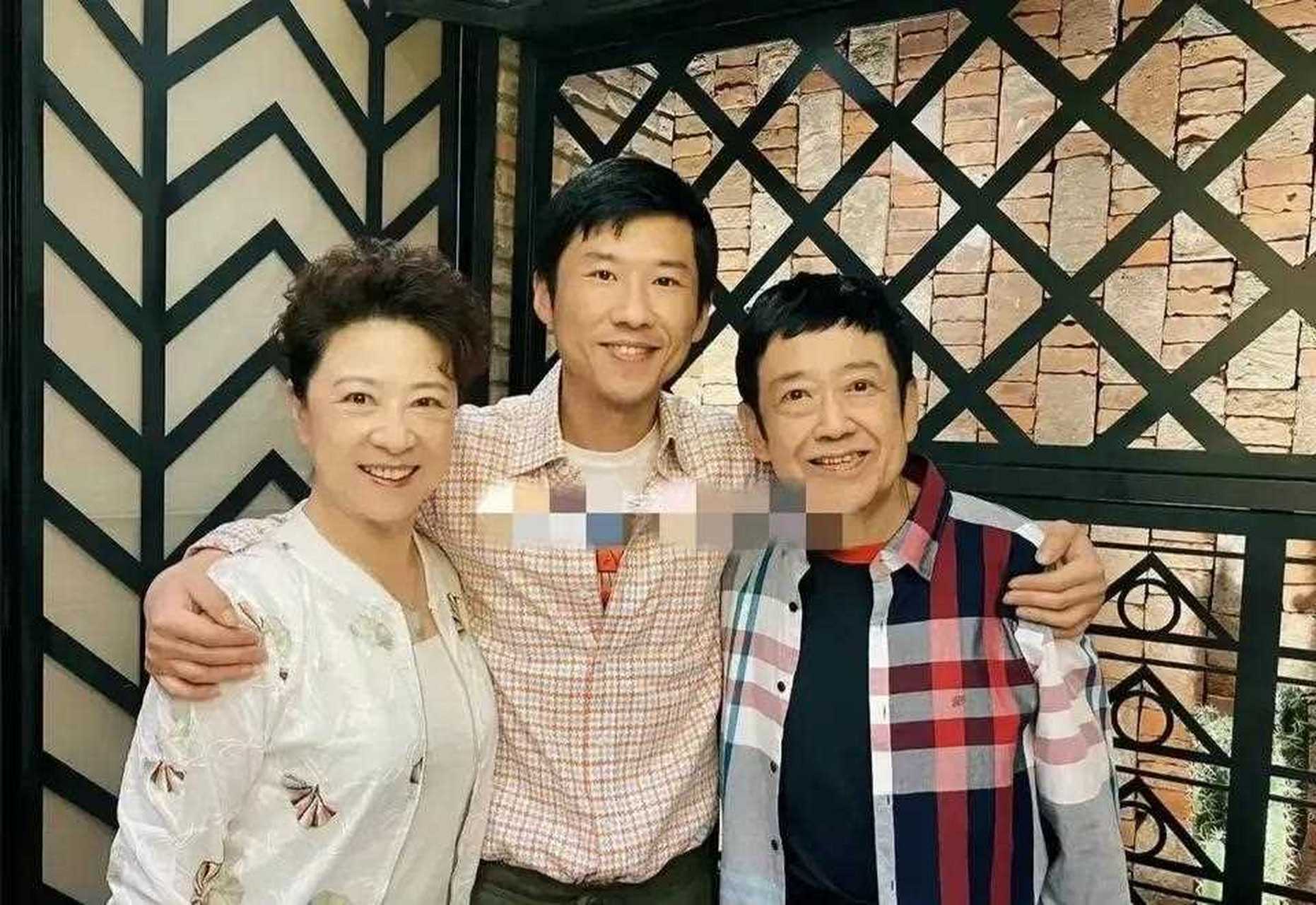 王馥荔和老公王群,儿子王骁的合影,43岁的儿子王骁遗传了父母的好基因