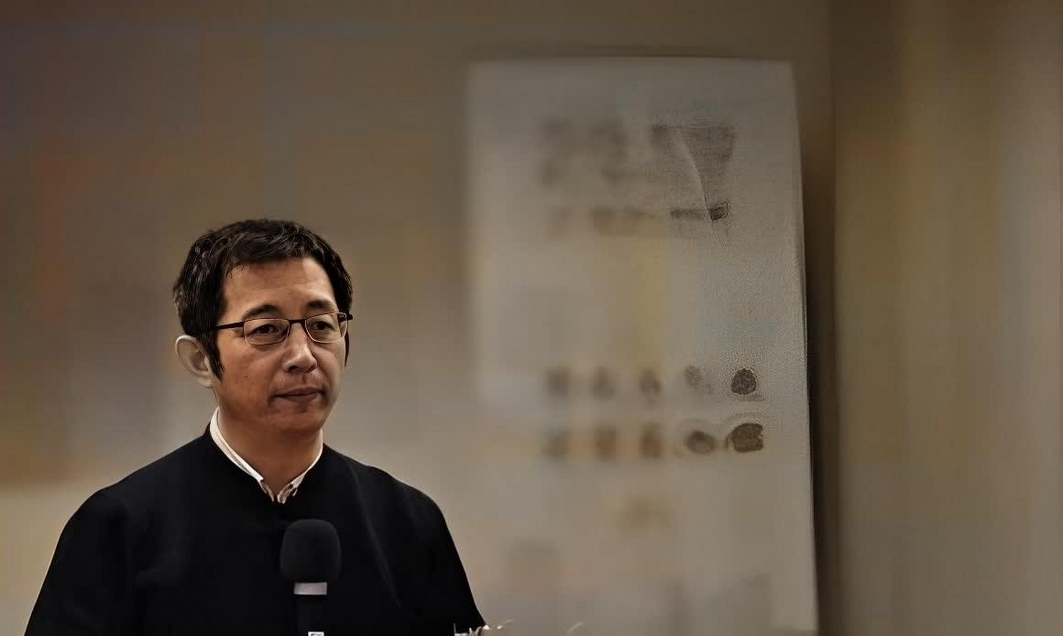 北京大学教授吴飞建议回归土葬,他说:"火葬不尊重死者.