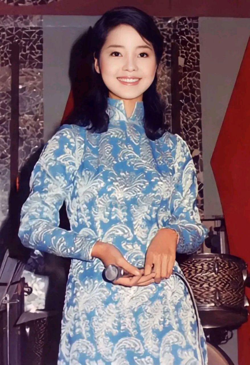 1971年,邓丽君在越南登台时,身穿南方旗袍,美态尽显!