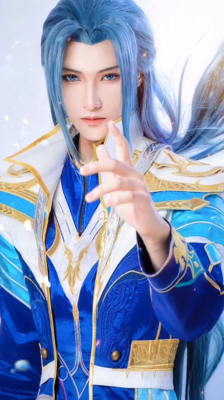 小木出的唐三cos很不错,尤其是前世的版本.