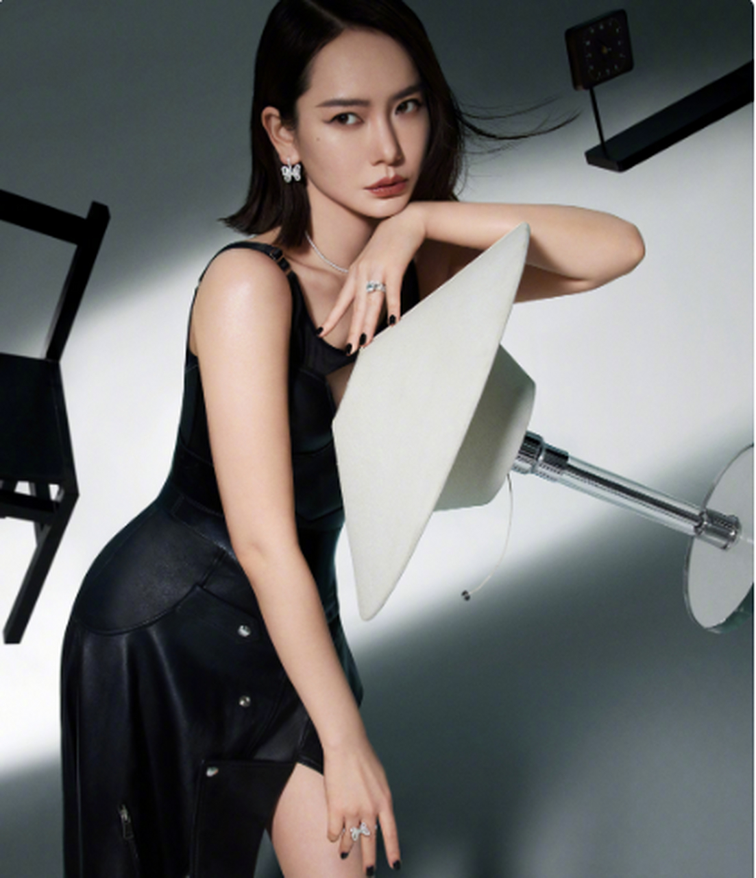 戚薇在时尚cosmo五月刊大片中身穿loewe 2023春夏系列,将时尚和性感