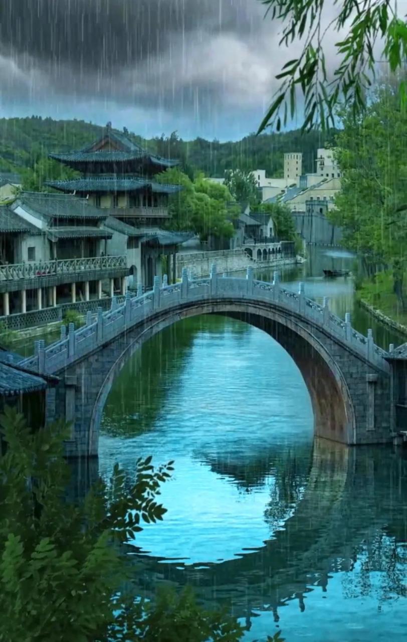 江南水乡～好喜欢这种意境……江南的雨,是情思,是恩宠,是诗意;烟雨的