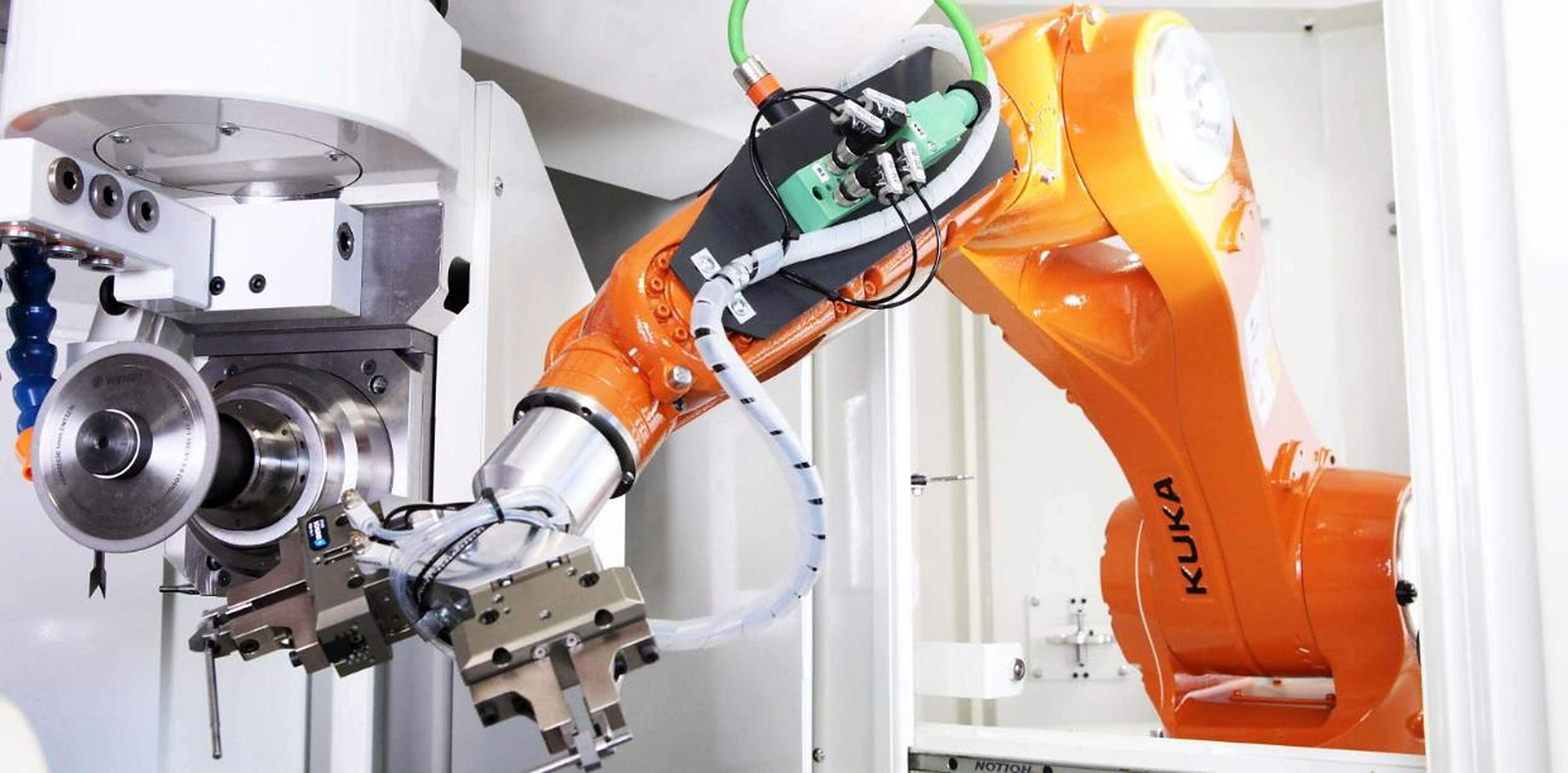 机械手臂在仿生植物制造工厂的应用  机械手臂是一种可编程的工业机器