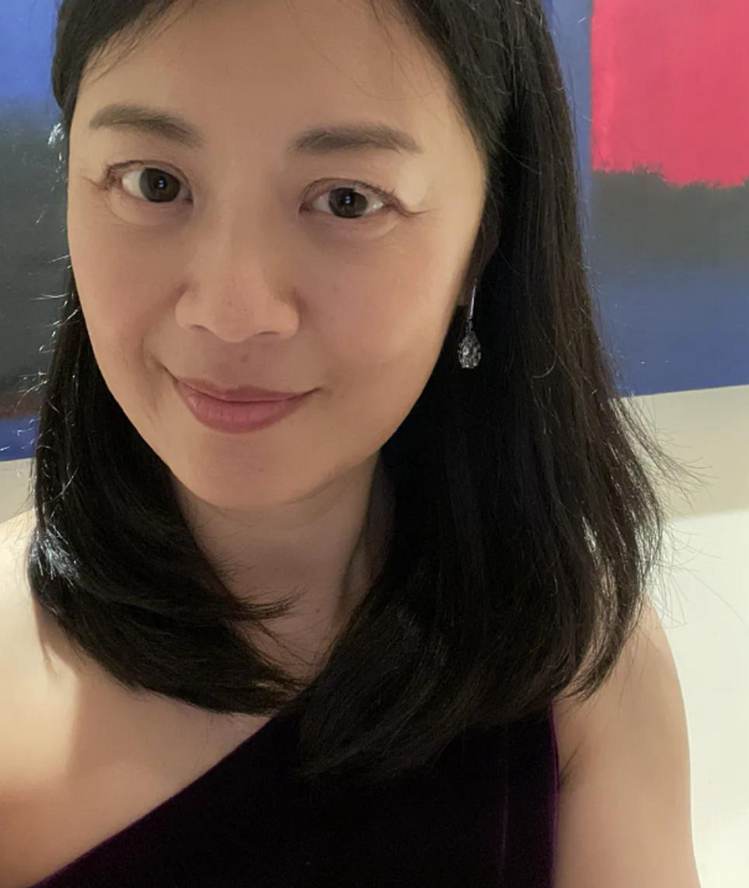 前央视的著名主持人姜丰,过了年52岁了,看她晒出的新年近照,确实苍老