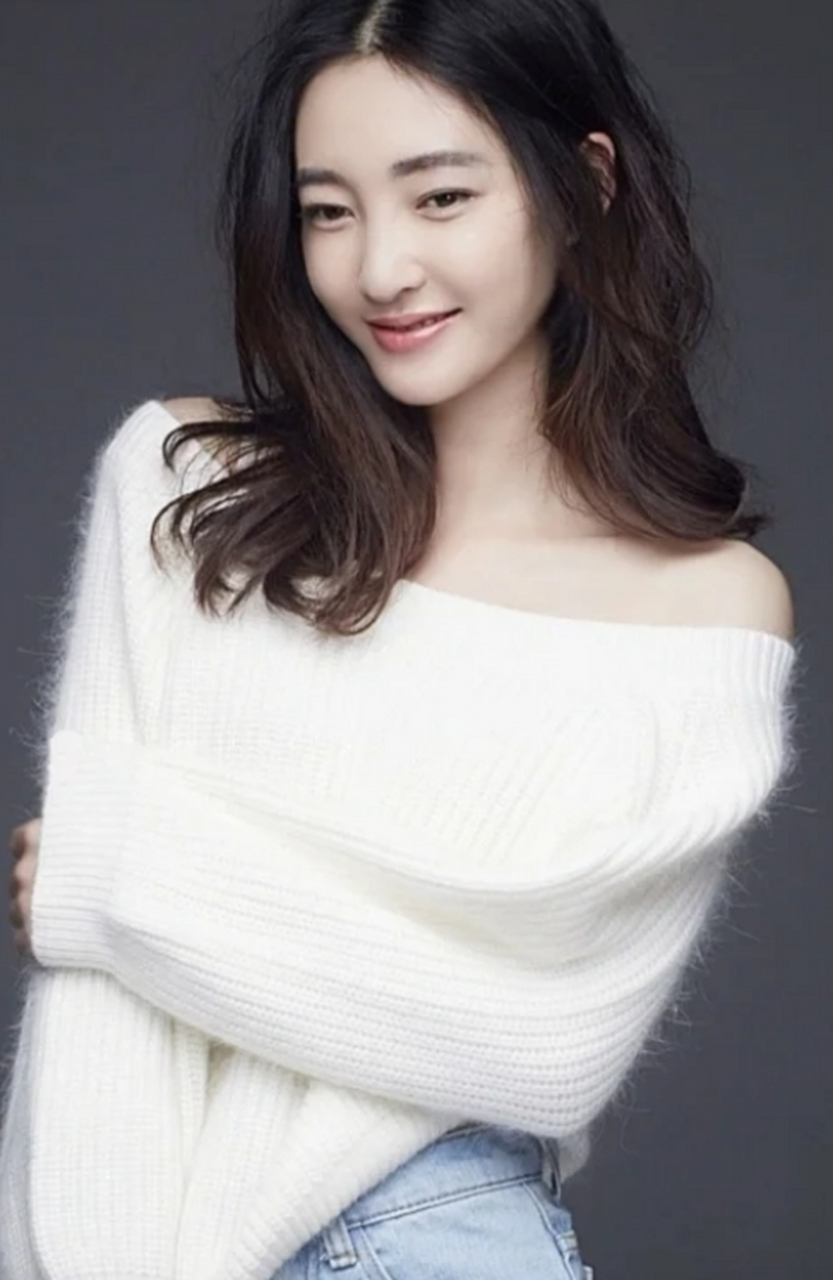 王丽坤短裤与高跟鞋,亭亭玉立 在这套造型中,王丽坤选择了牛仔短裤和