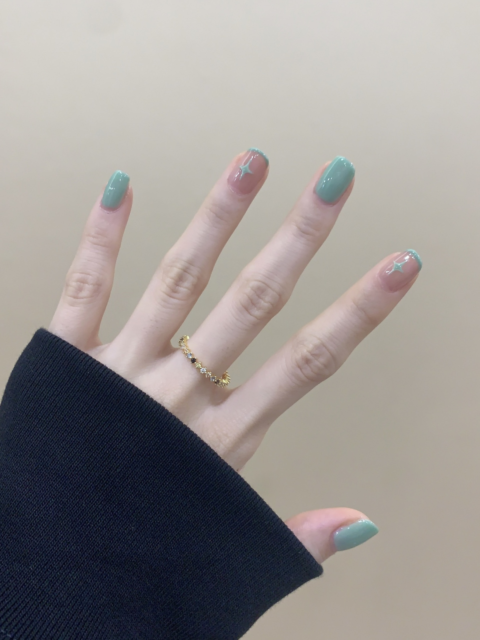 春日指尖冰透松石薄荷绿美甲 是春天的配色,冰透清新的感觉,清凉惹人