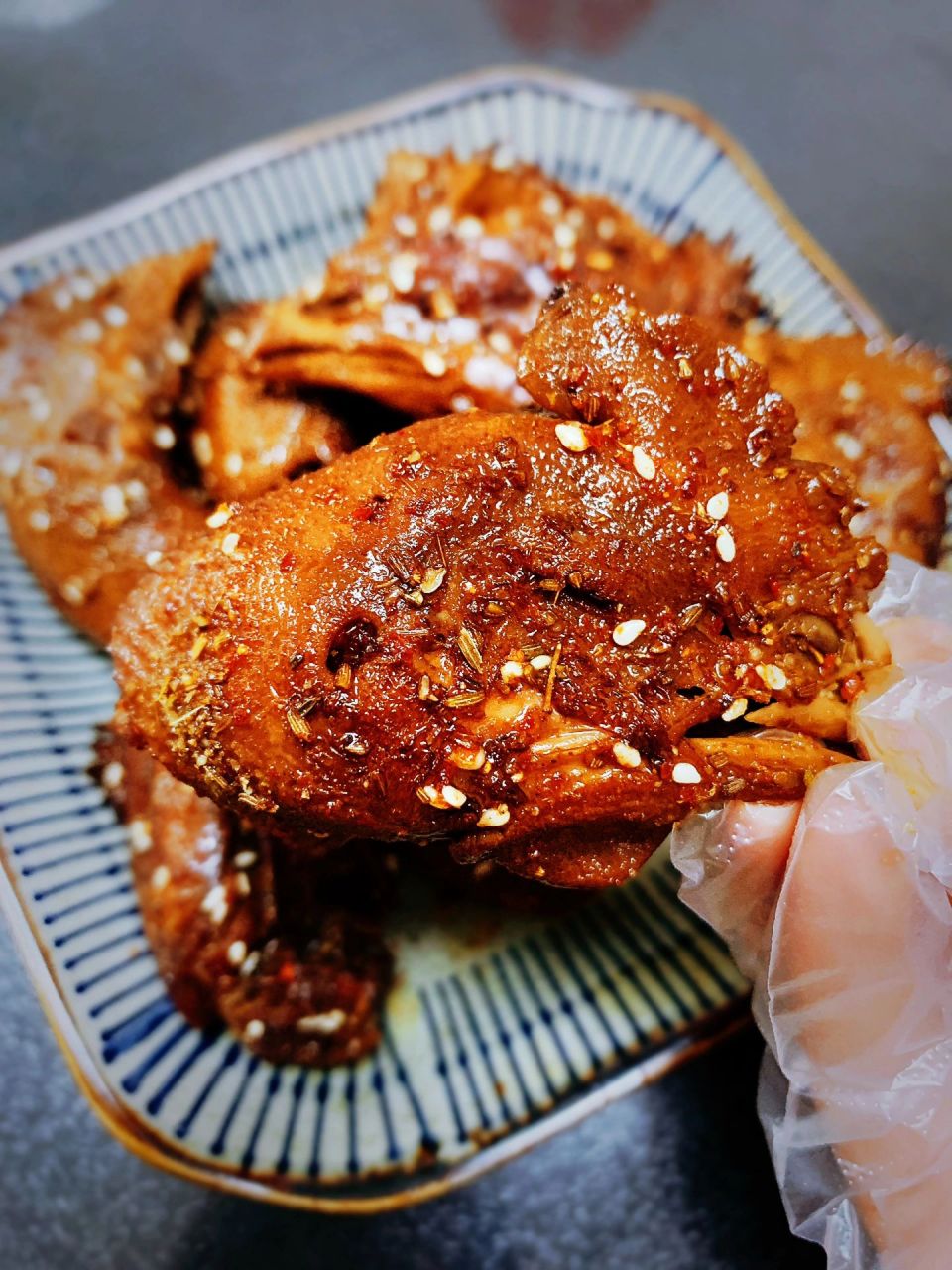 被夸爆的【香辣鸡头】,邻居追着我要秘方  打小家里就经常做卤鸡头