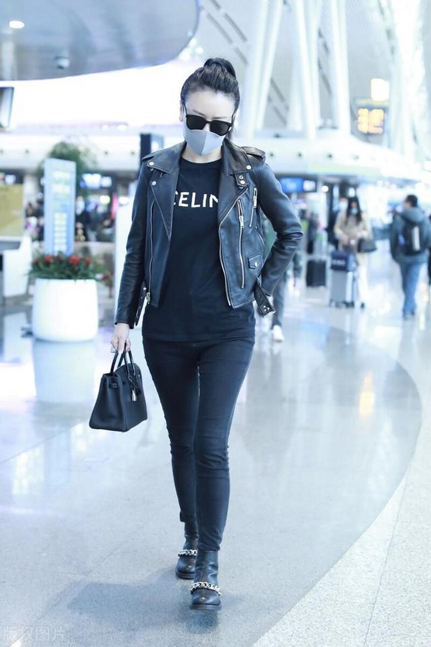 机场街拍:张蓝心黑色机车皮衣 黑色紧身牛仔裤 字母印花t恤