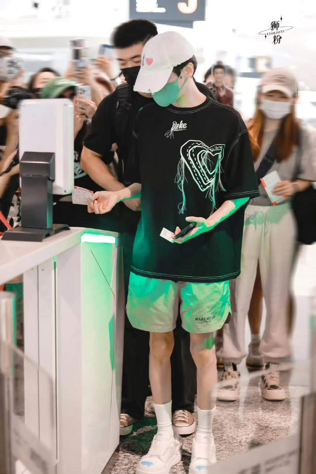 罗云熙帅气又时髦的夏日简约穿搭 罗云熙更新了8月6日机场私服,清爽