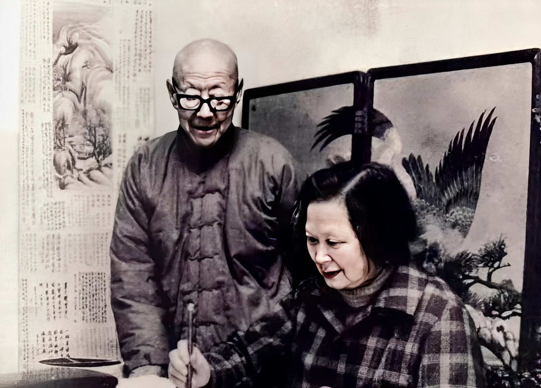 1981年,张伯驹与妻子和孩子合影留念.