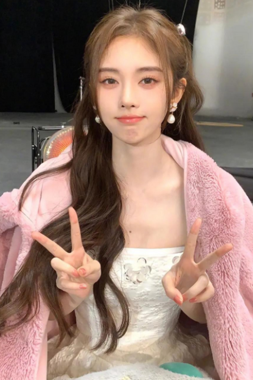 鞠婧祎粉色吊带裙随拍大片#鞠婧祎