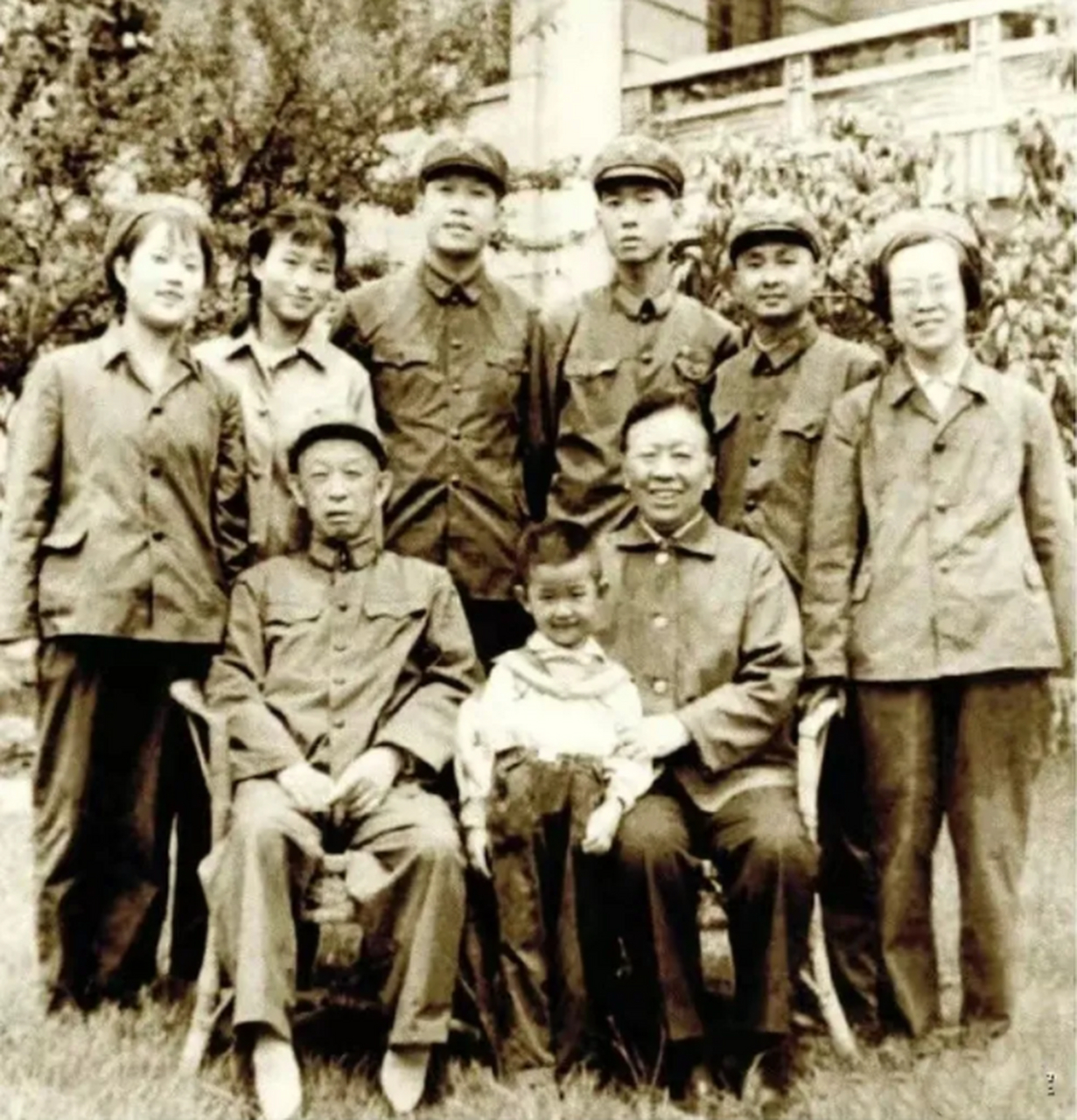 1978年8月,时任昆明军区司令员王必成将军与夫人陈瑛同四个子女及儿媳