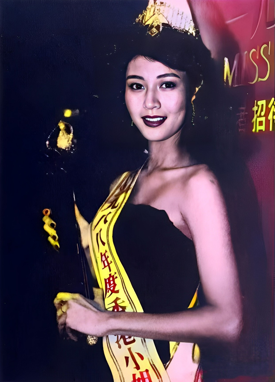 1988年,18岁的李嘉欣受到朋友们的启发,参加了香港小姐选美比赛