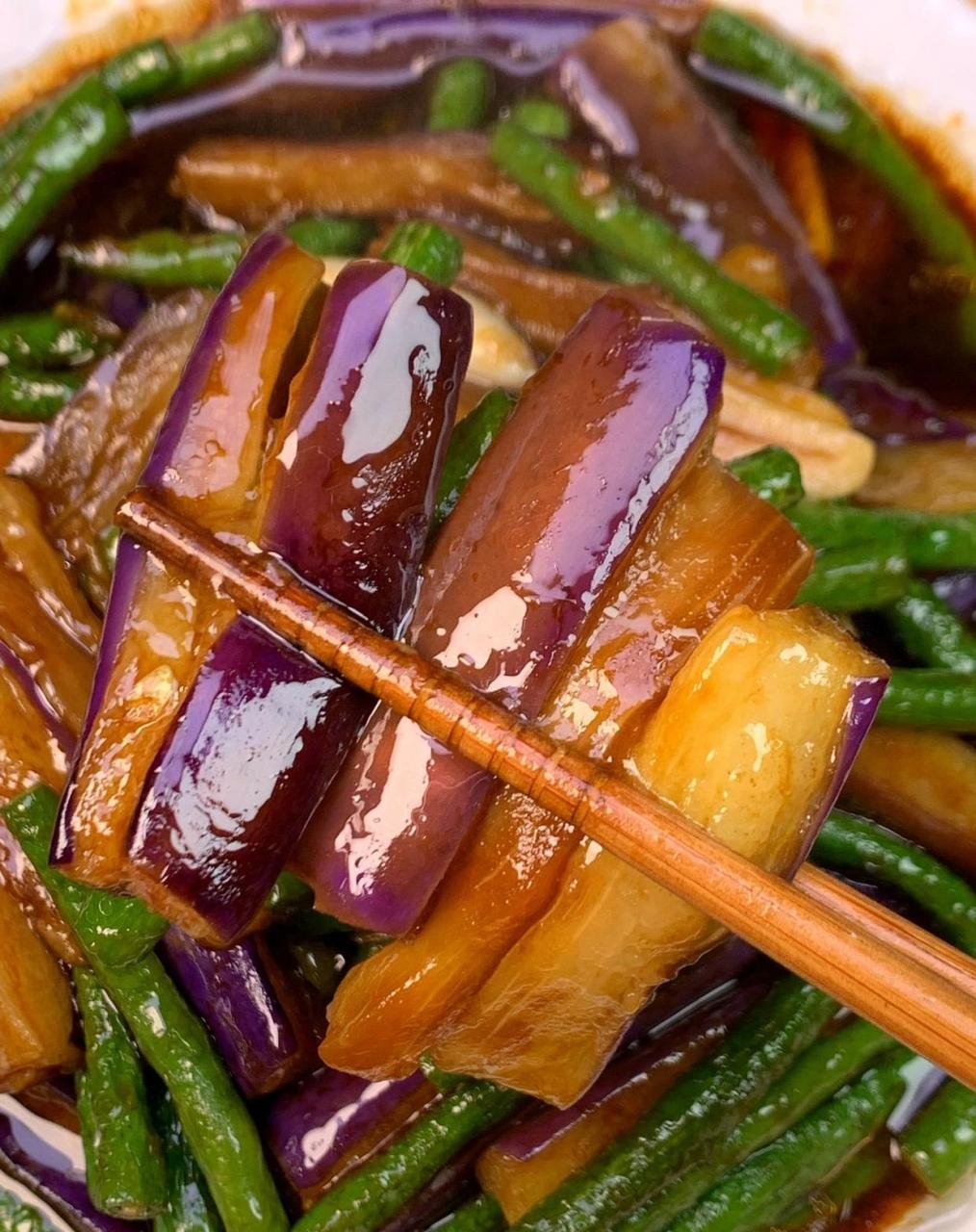 干煸茄子豆角 每次出去吃饭少不了的茄子干煸豆角,真的太下饭了,超