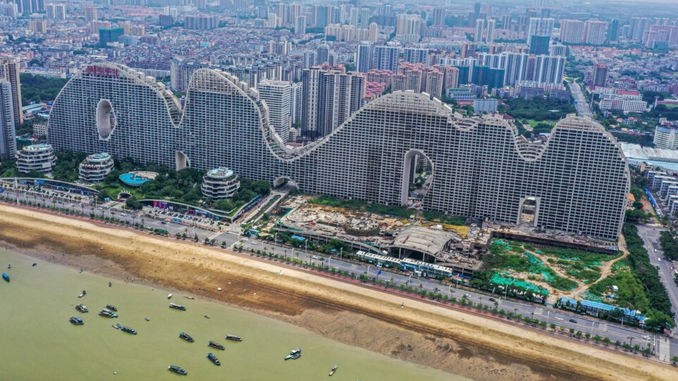 广西北海金滩附近,一座高约200米,长约700米的连体建筑巍然矗立,建筑