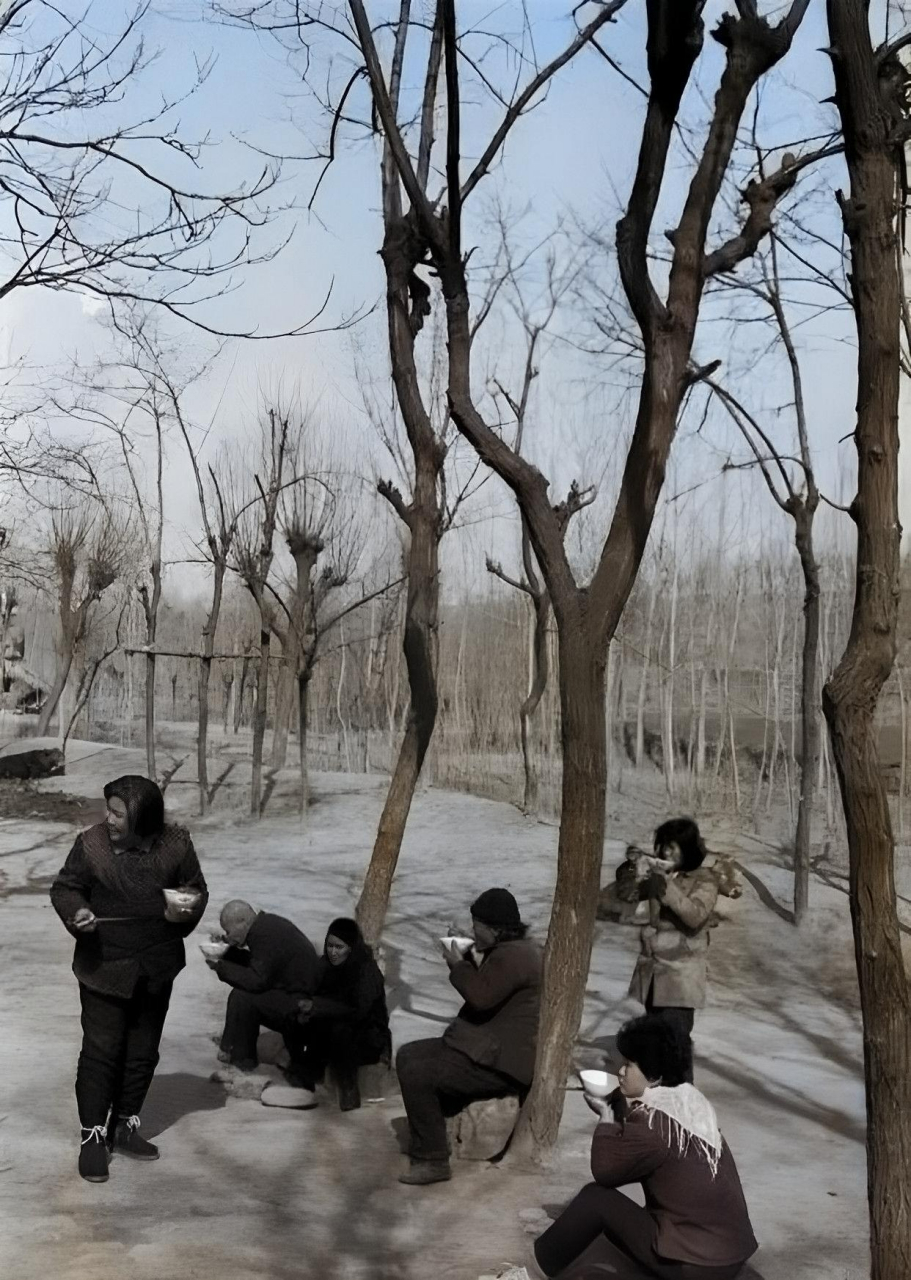 这组老照片把我们带回了那个朴实而温暖的年代.