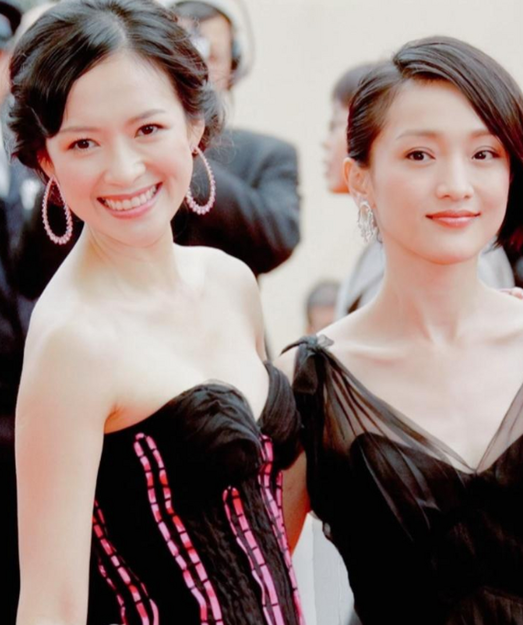 章子怡周迅同走红毯,一个自信淡定,一个笑靥如花!