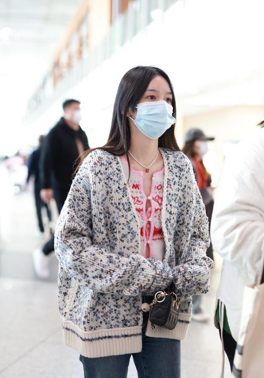 周也机场街拍,针织开衫 牛仔裤 dior包袋温柔简约.