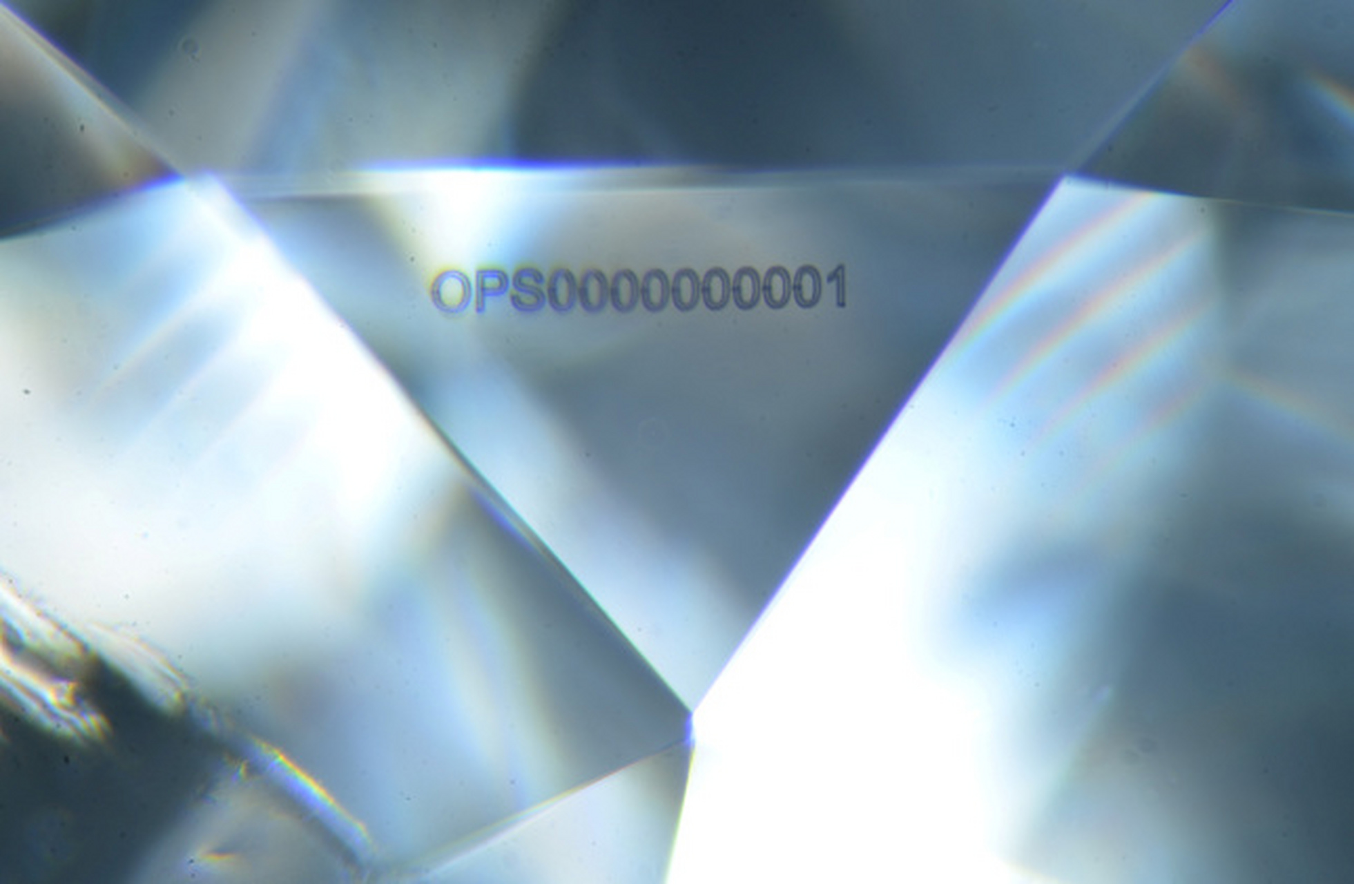 英国科技公司opsydia表示,已经能将钻石上的镭射标志缩小到0