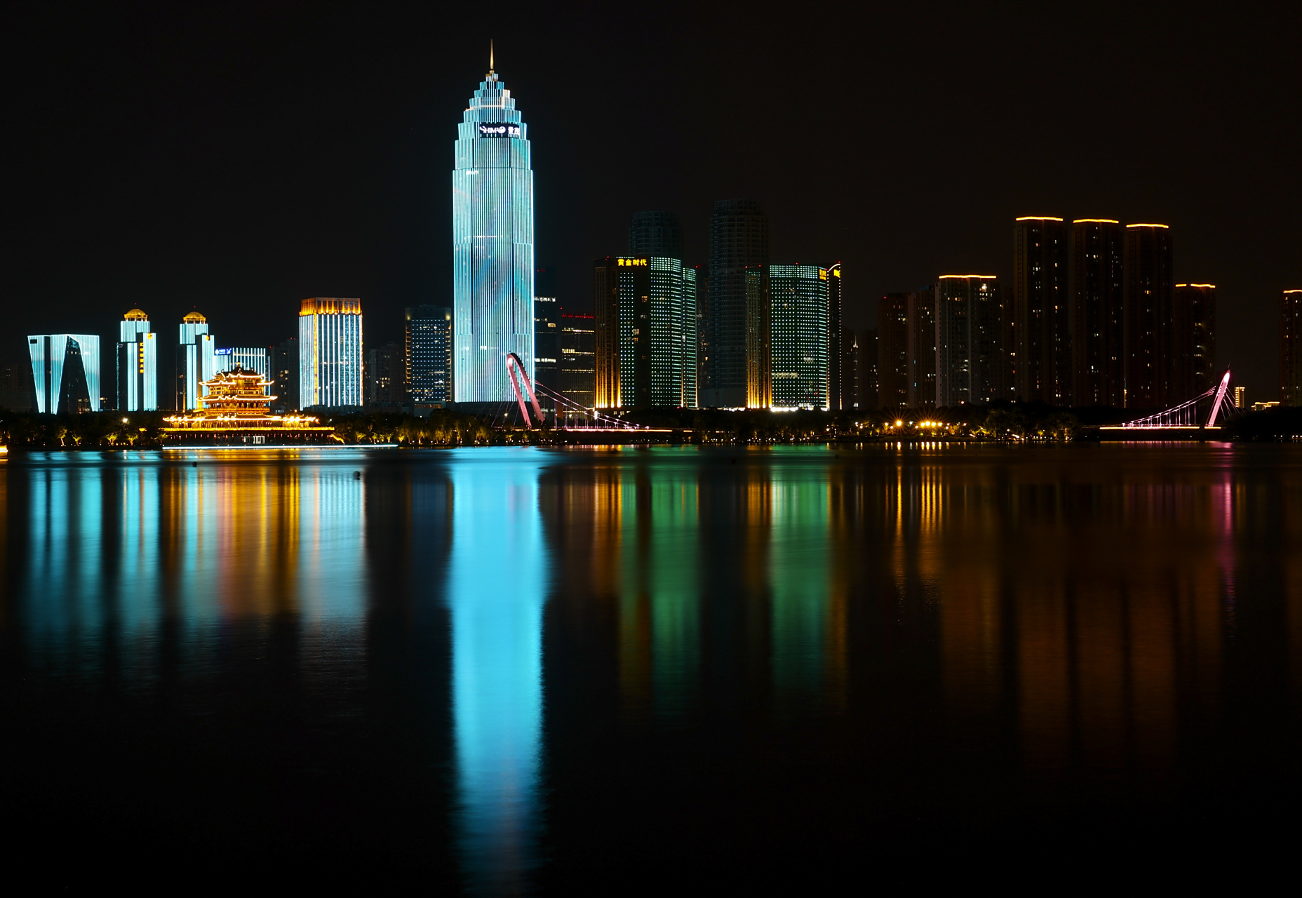 我偶尔发现了拍摄绍兴迪荡湖cbd夜景灯光秀的最佳摄影点——绍兴湖泮