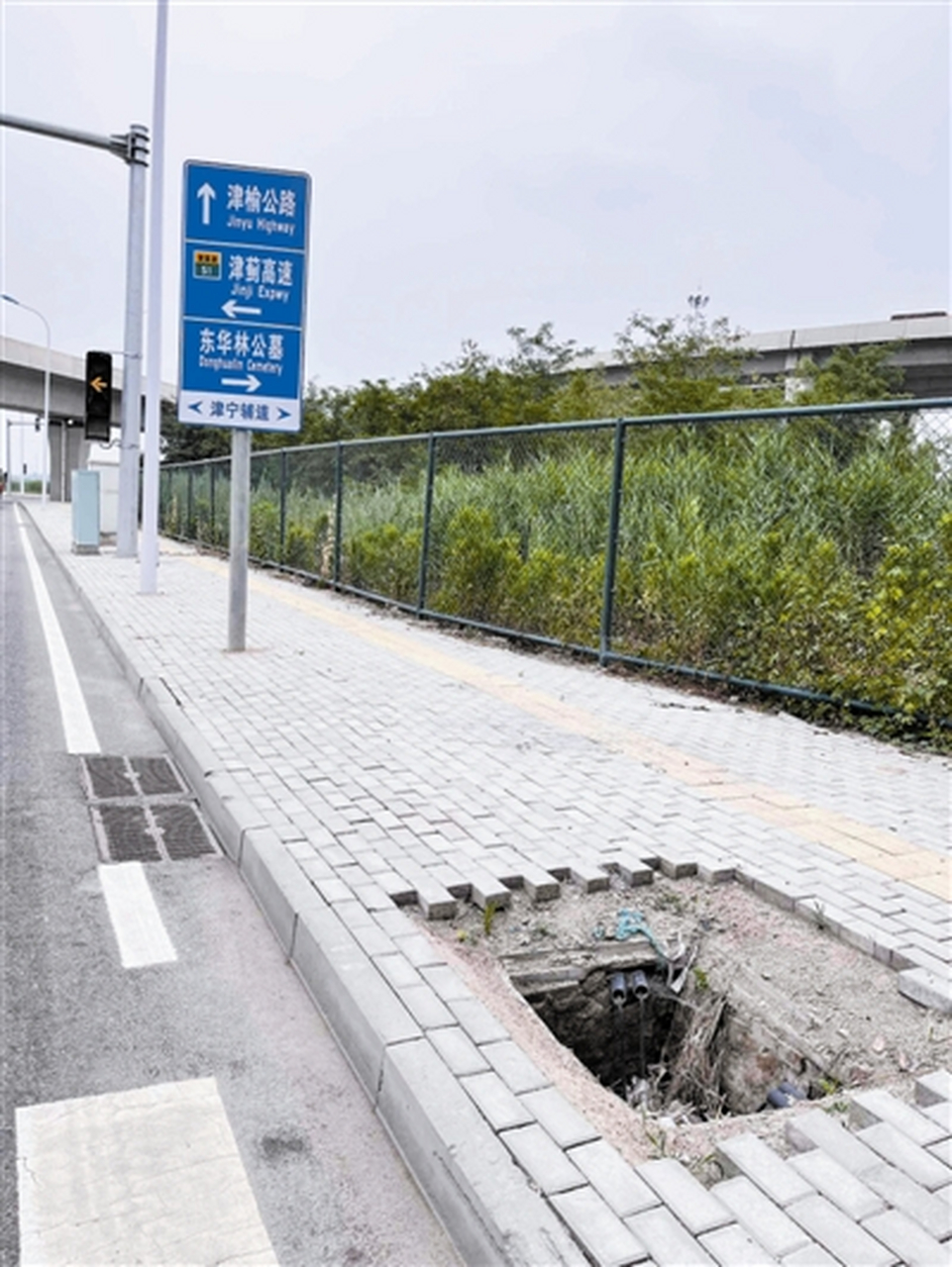 东丽区津宁高速辅路一处金属架倾斜,便道缺井盖:天津高速集团维修整改