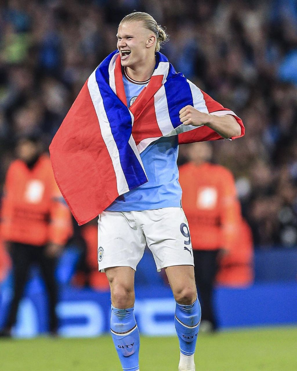 庆祝挺进欧冠决赛,哈兰德ins晒"死亡俯视"自拍:真开心#哈兰德#