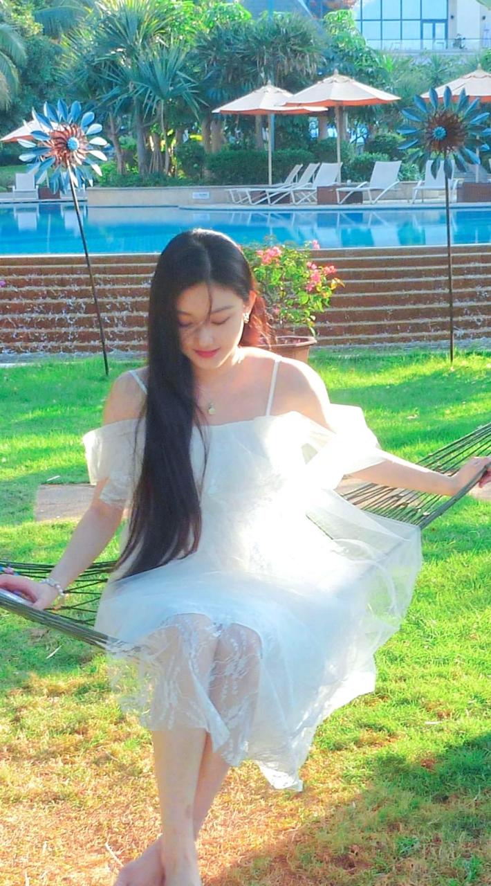 袁雨萱在户外拍摄的写真壁纸中,身穿一袭白色纱裙,展现出浪漫唯美的