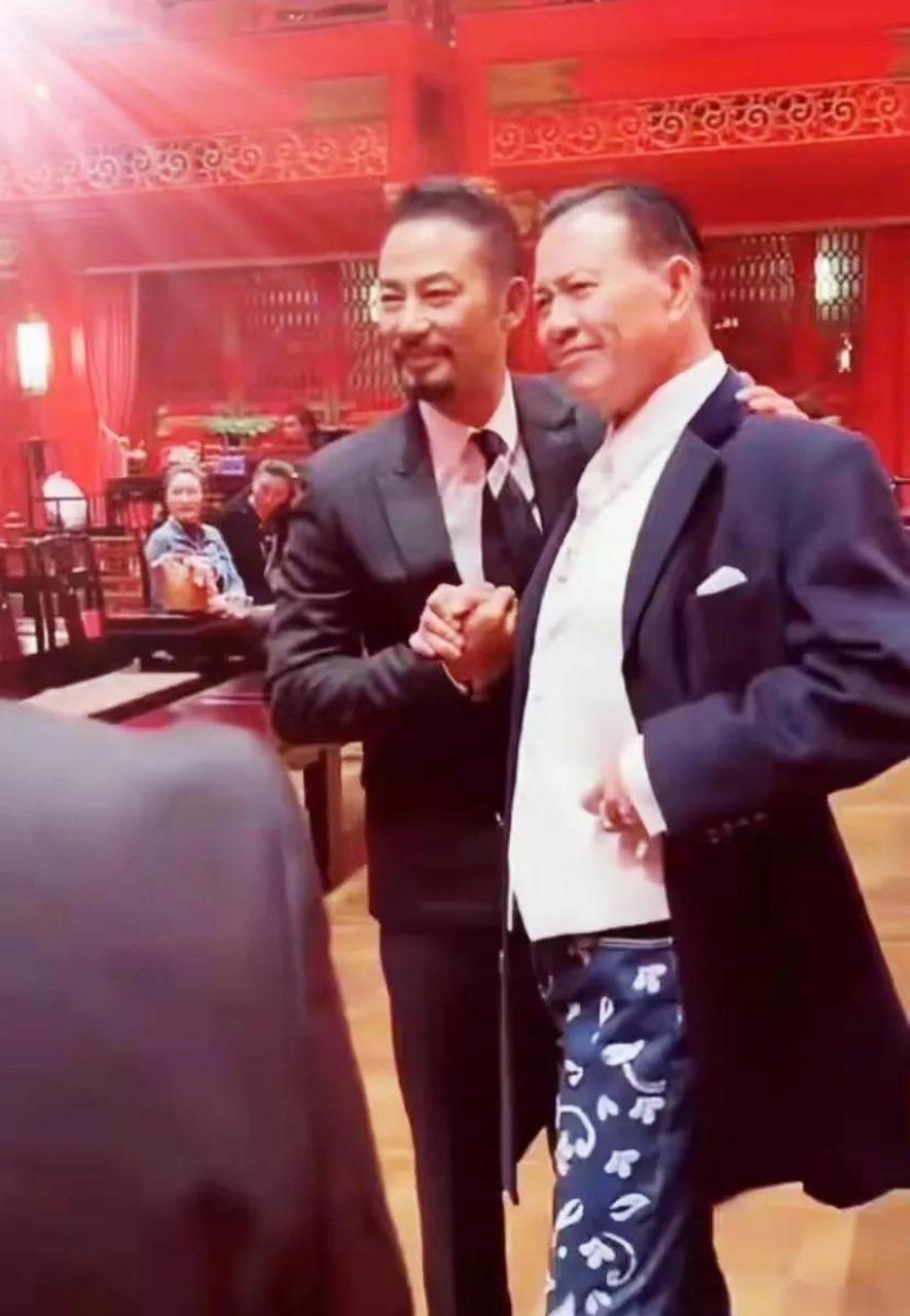 百家号星火计划# 万梓良遇到任达华,哪个大哥范儿更足呢?