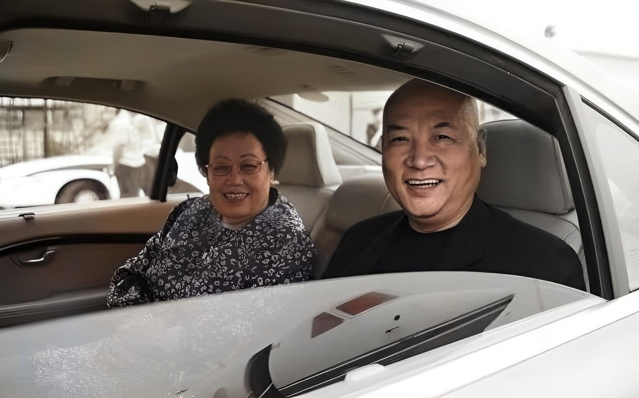 一天,迟重瑞试探性地问他的妻子陈丽华:"我想要个孩子吗?