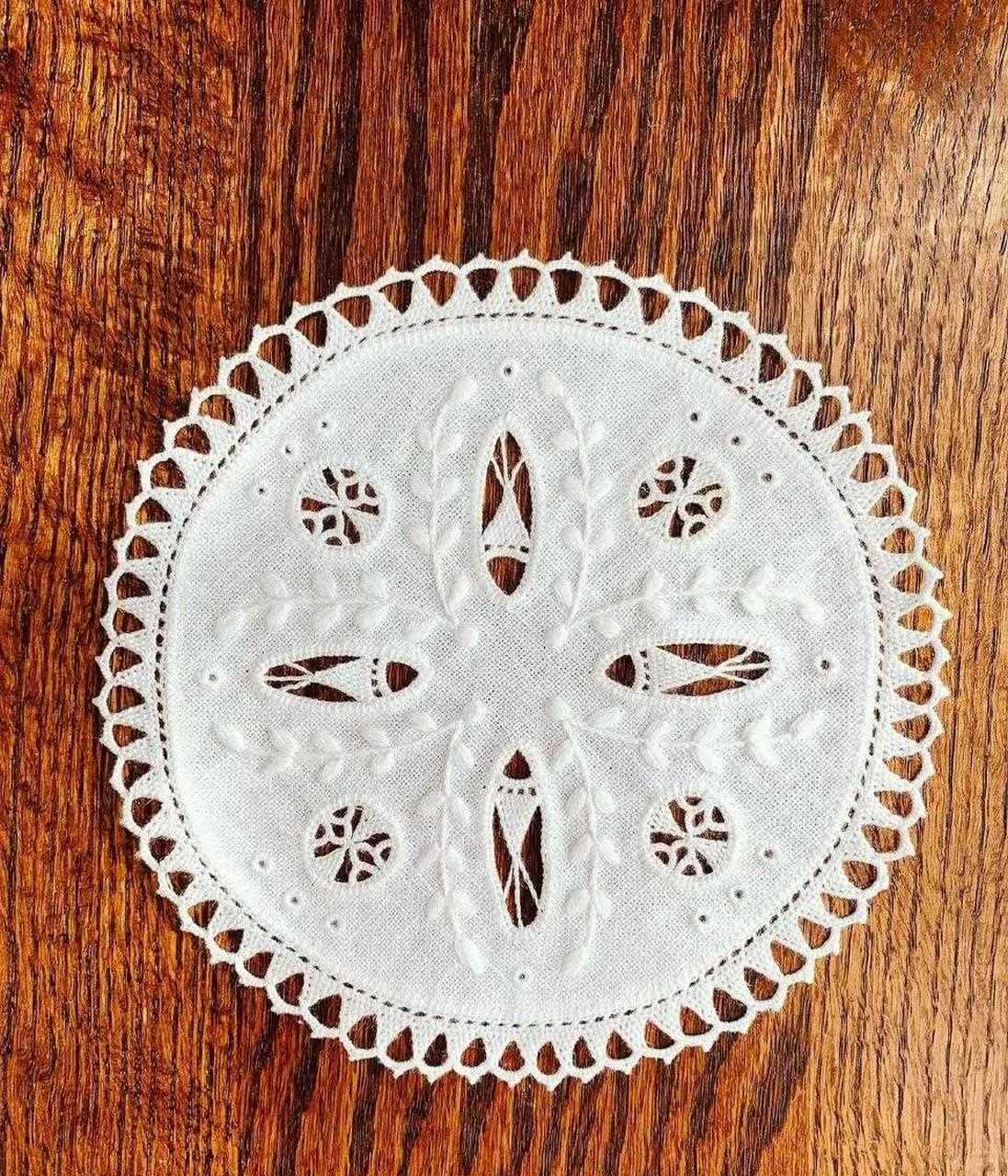 嗨喽,大家好,小爱同学给大家分享一组洁白无瑕的抽纱绣作品.