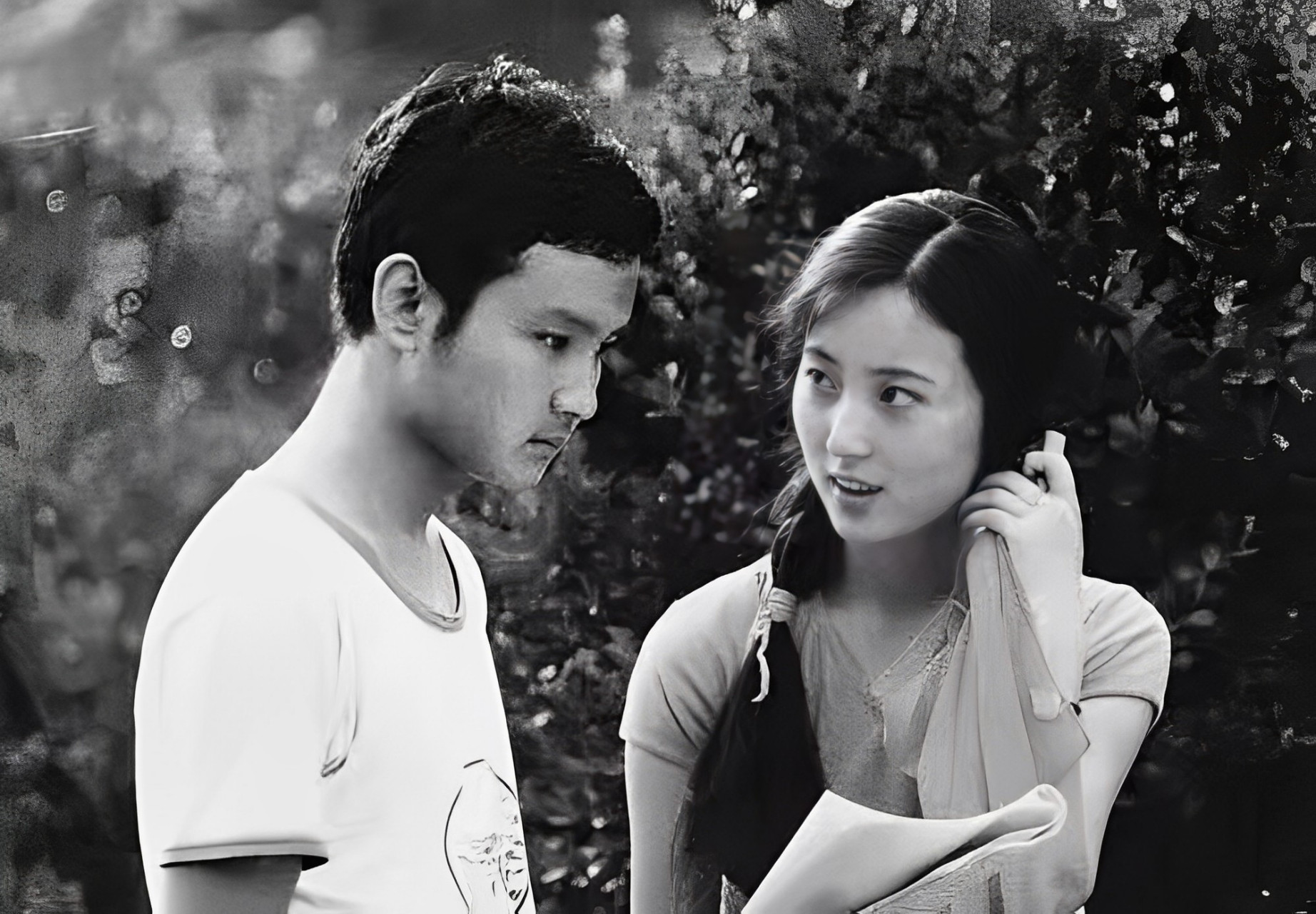 这张照片让我们想起了30年前的陈晓旭和欧阳奋强,他们的长相和身材在