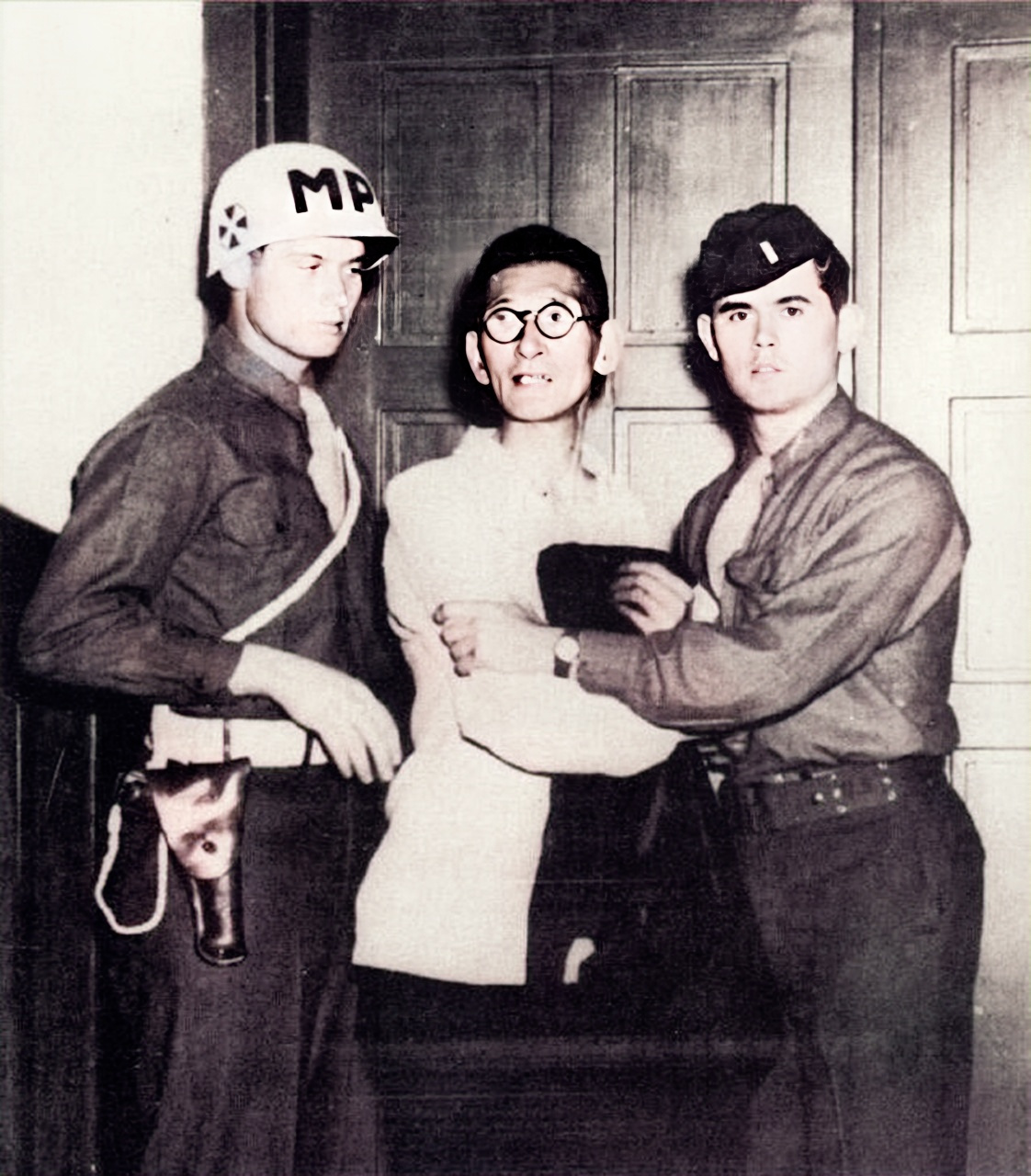 1947年,上海提篮桥监狱,日本战犯黑泽次男被处决的照片,镜头中他被反