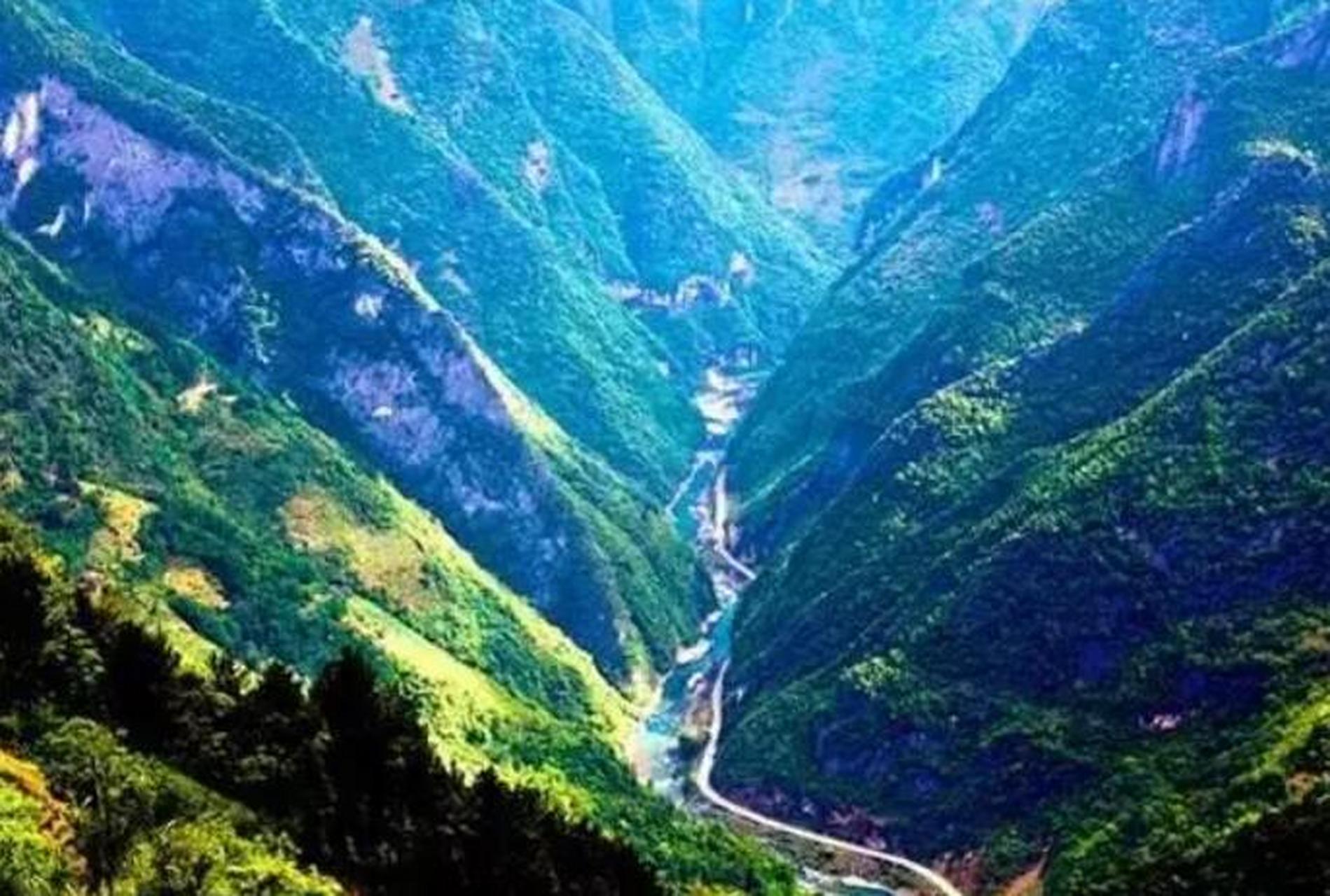 巴山大峡谷前身为宣汉百里峡,位于四川省达州市宣汉县境内,国家地质