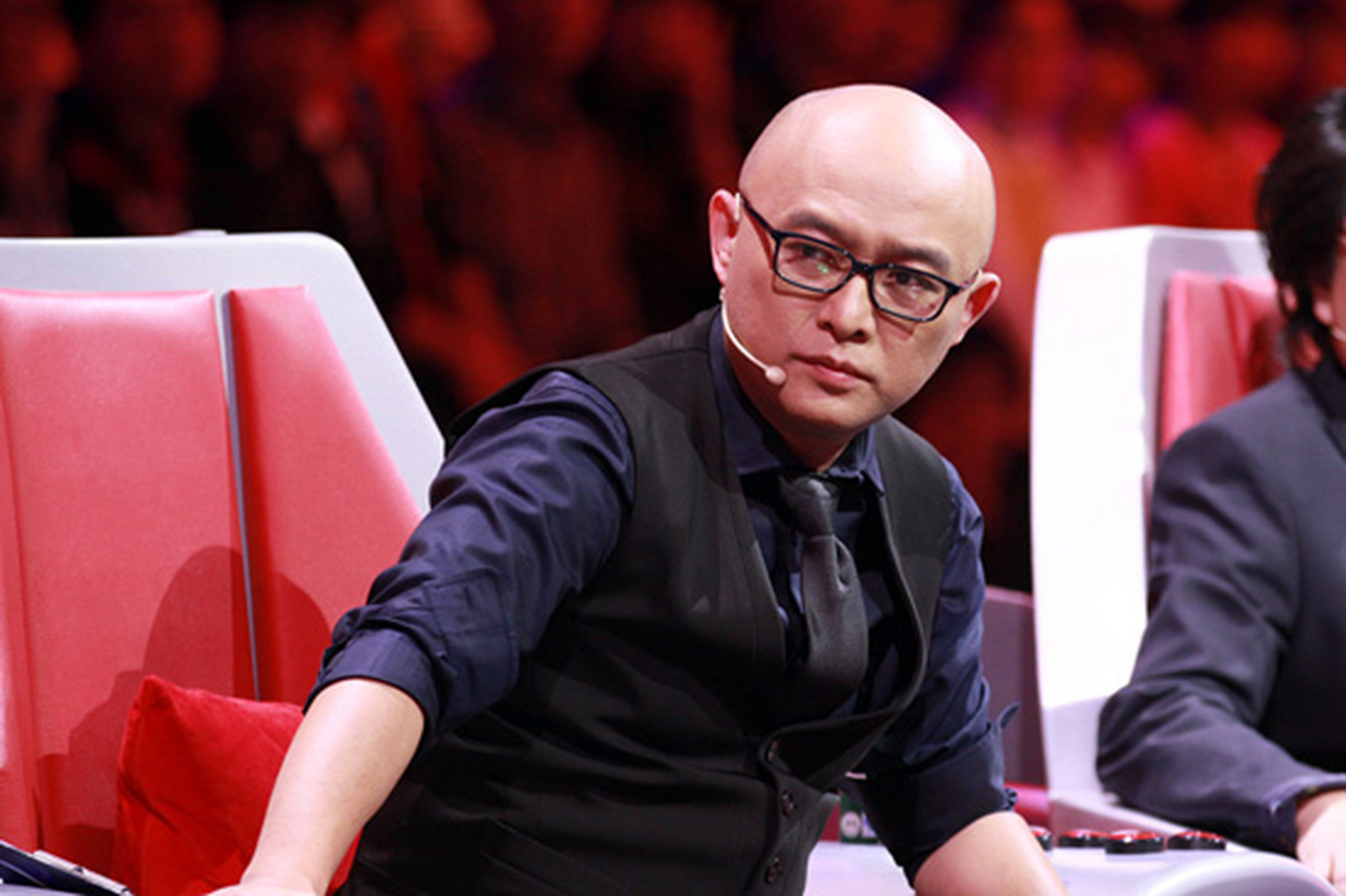 在一档相亲节目中,主持人孟非大方的跟男嘉宾分享了三句话:"不胖,好看