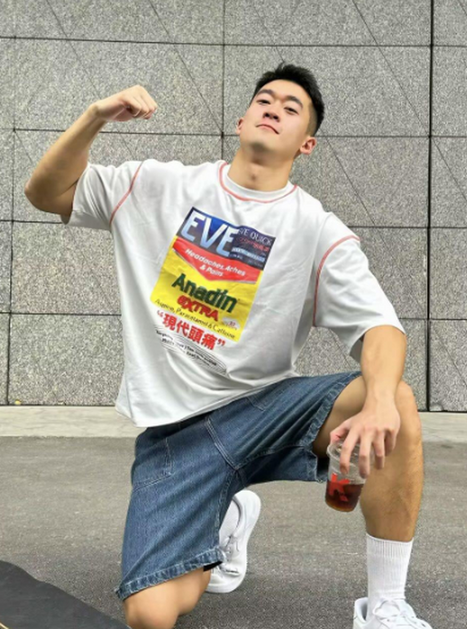 可爱的白袜滑板少年