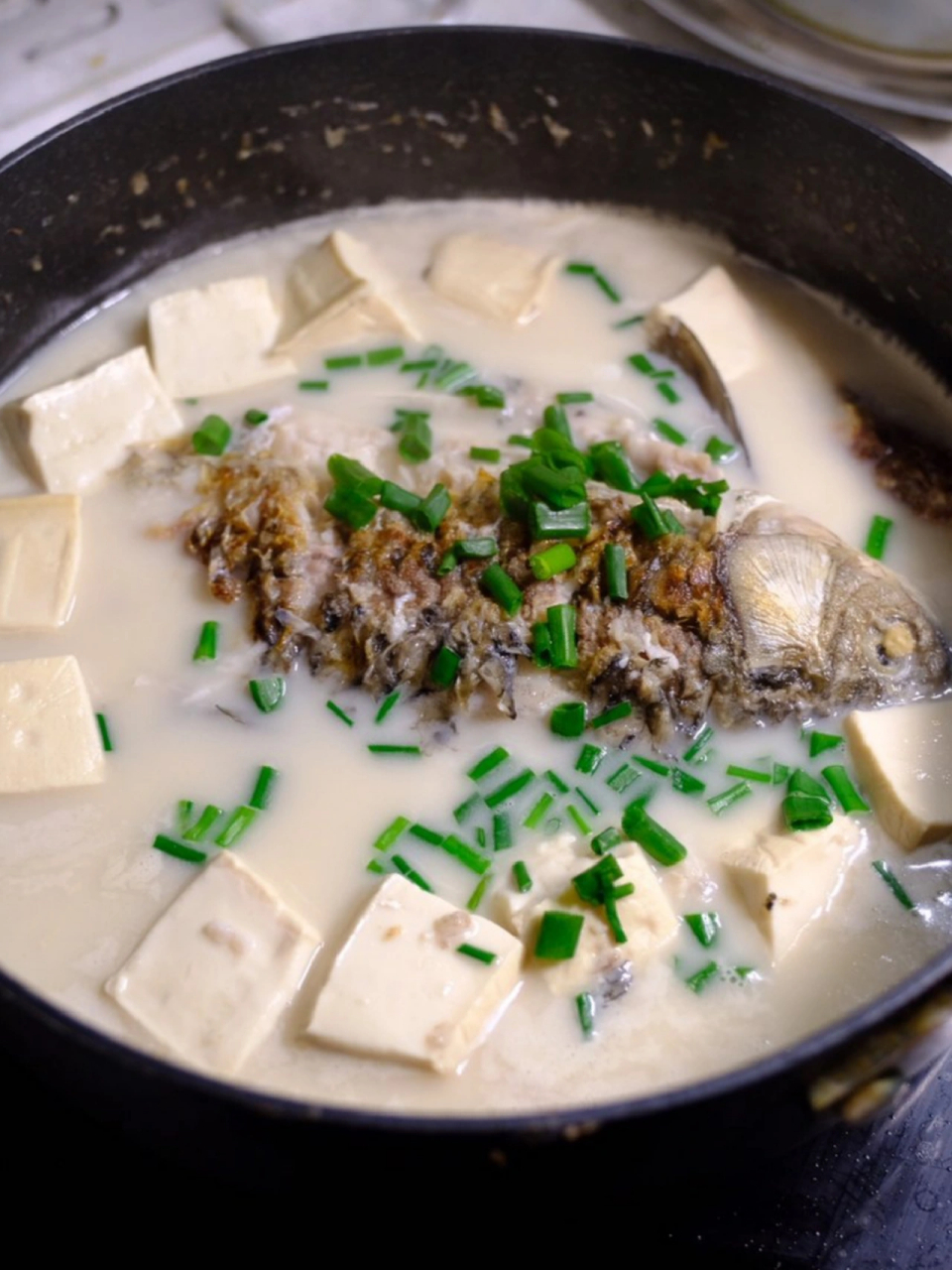 鲫鱼豆腐汤,肉质鲜嫩,汤汁奶白浓郁,营养美味,大人小孩坐月子下奶都可