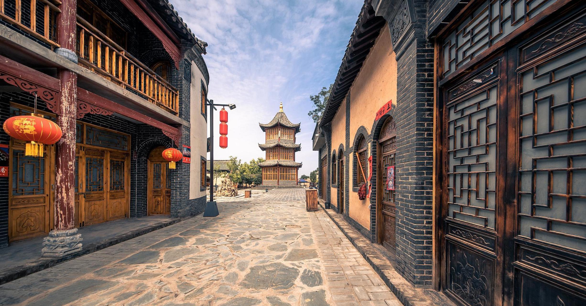 洛邑古城位于河南省洛阳市老城区九都路柳林街口,占地面积1360亩,总