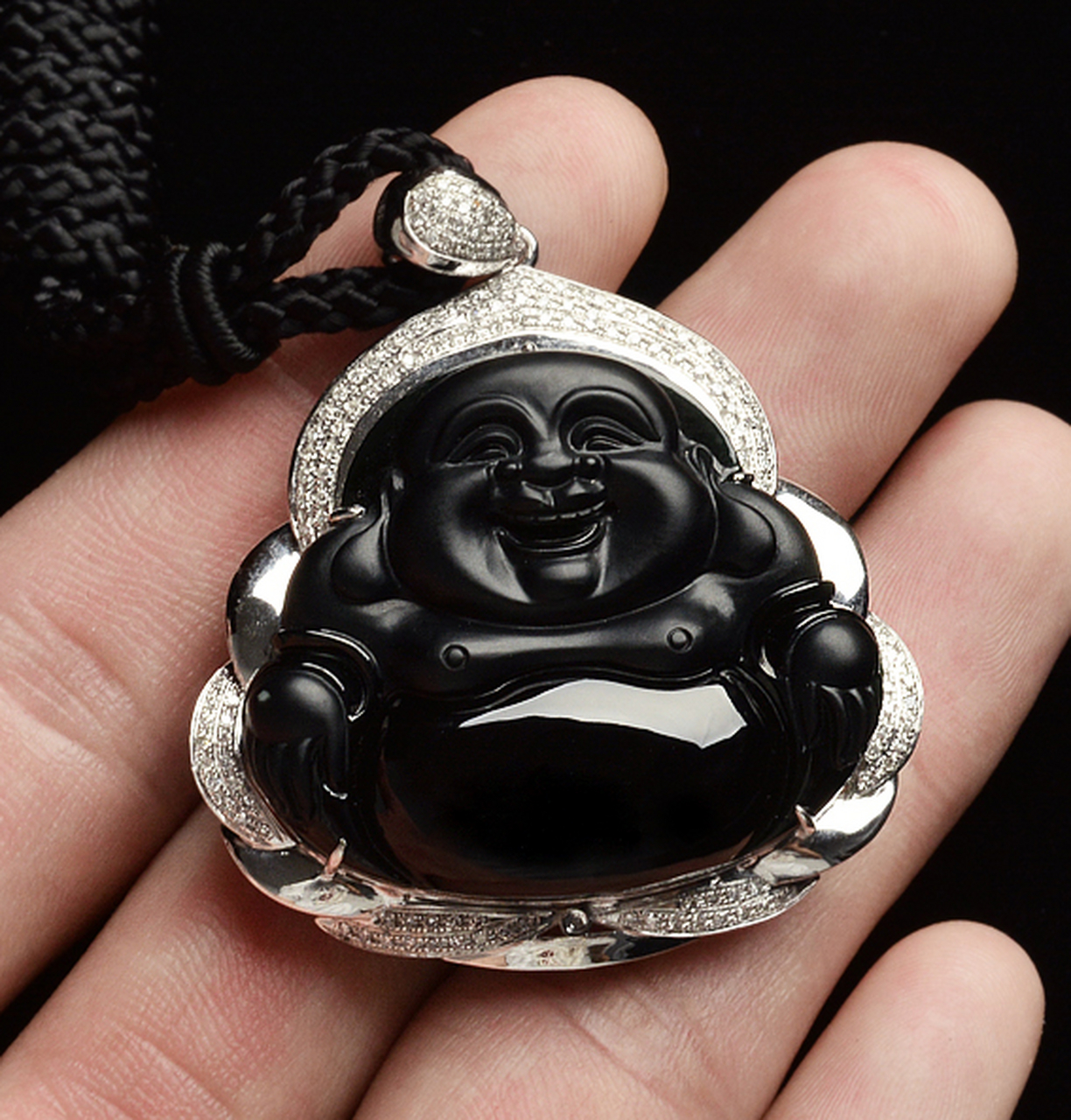 墨翠 在各类翡翠中,墨翠算是比较特别的一个品种,墨翠指的是含有绿