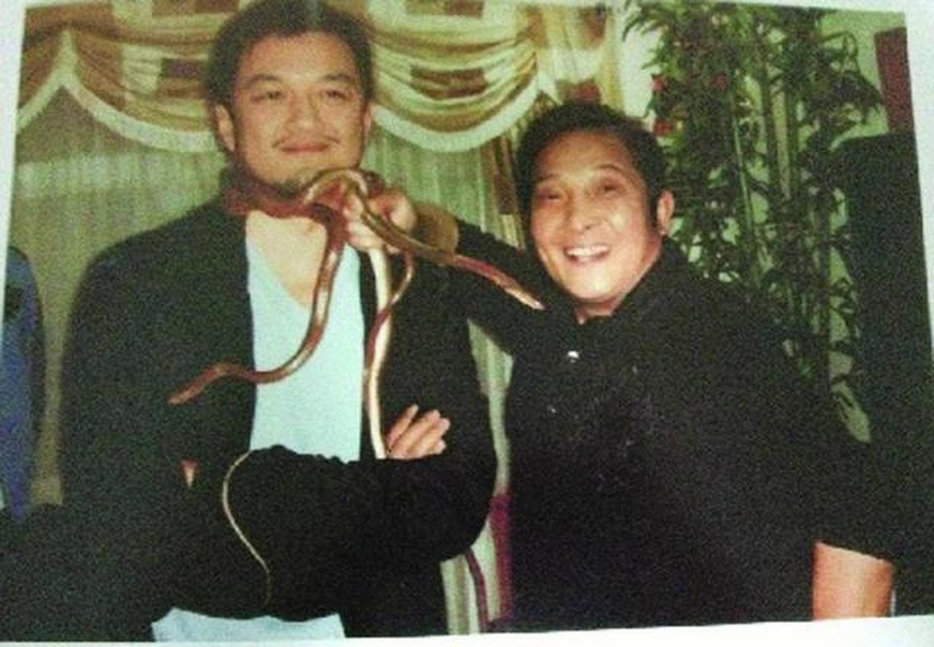 每当有人问他如何变蛇时,王林便说:"你们烧的纸看起来是纸菩萨,其实