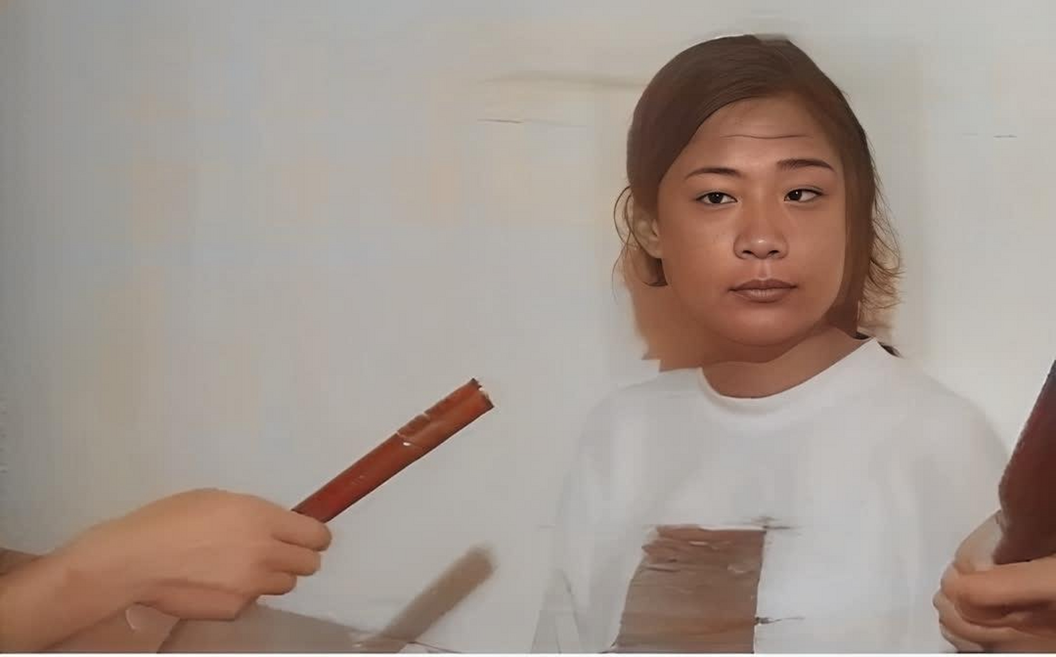 1995年,被捕后的邵苗苗接受采访,画面中的她,肤色有些深,这并不是镜头