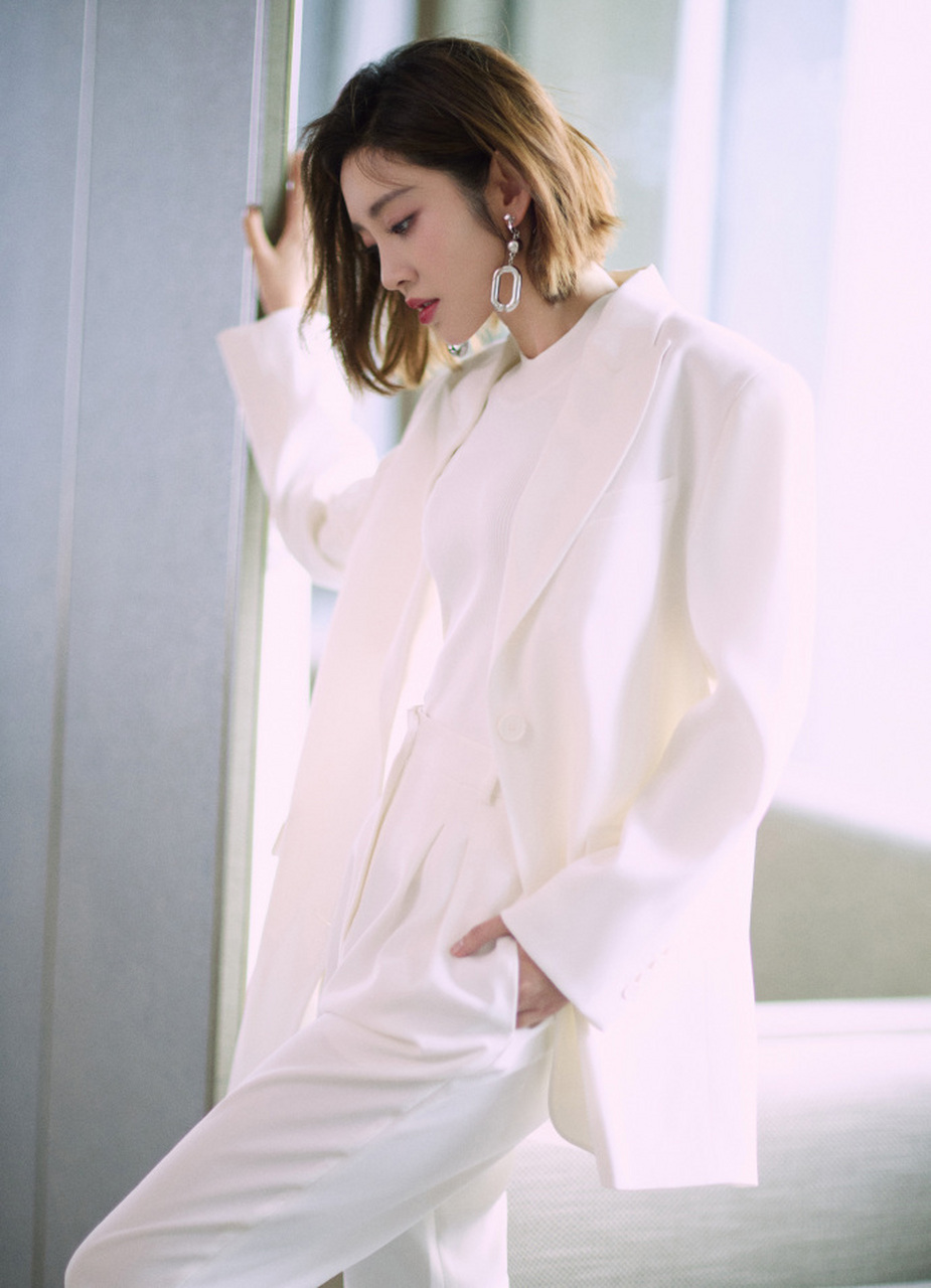 唐艺昕白色西服套装,率性洒脱#唐艺昕