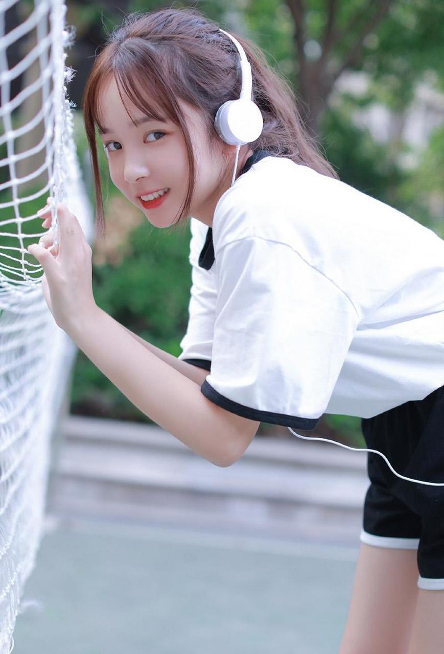 清纯可爱的运动服校园女生 #娱乐